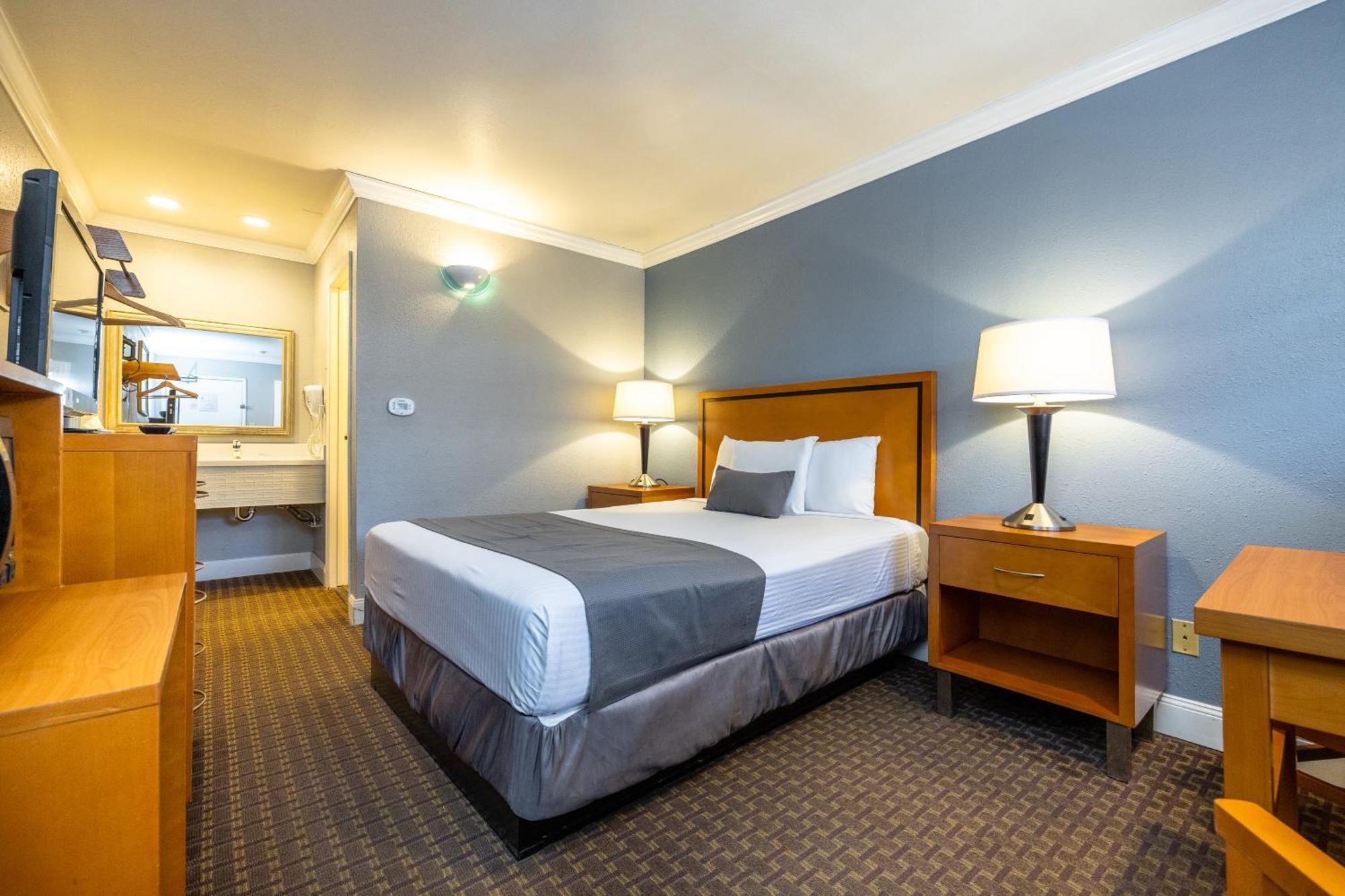 Deluxe Queen Room,1765817502:JPEG