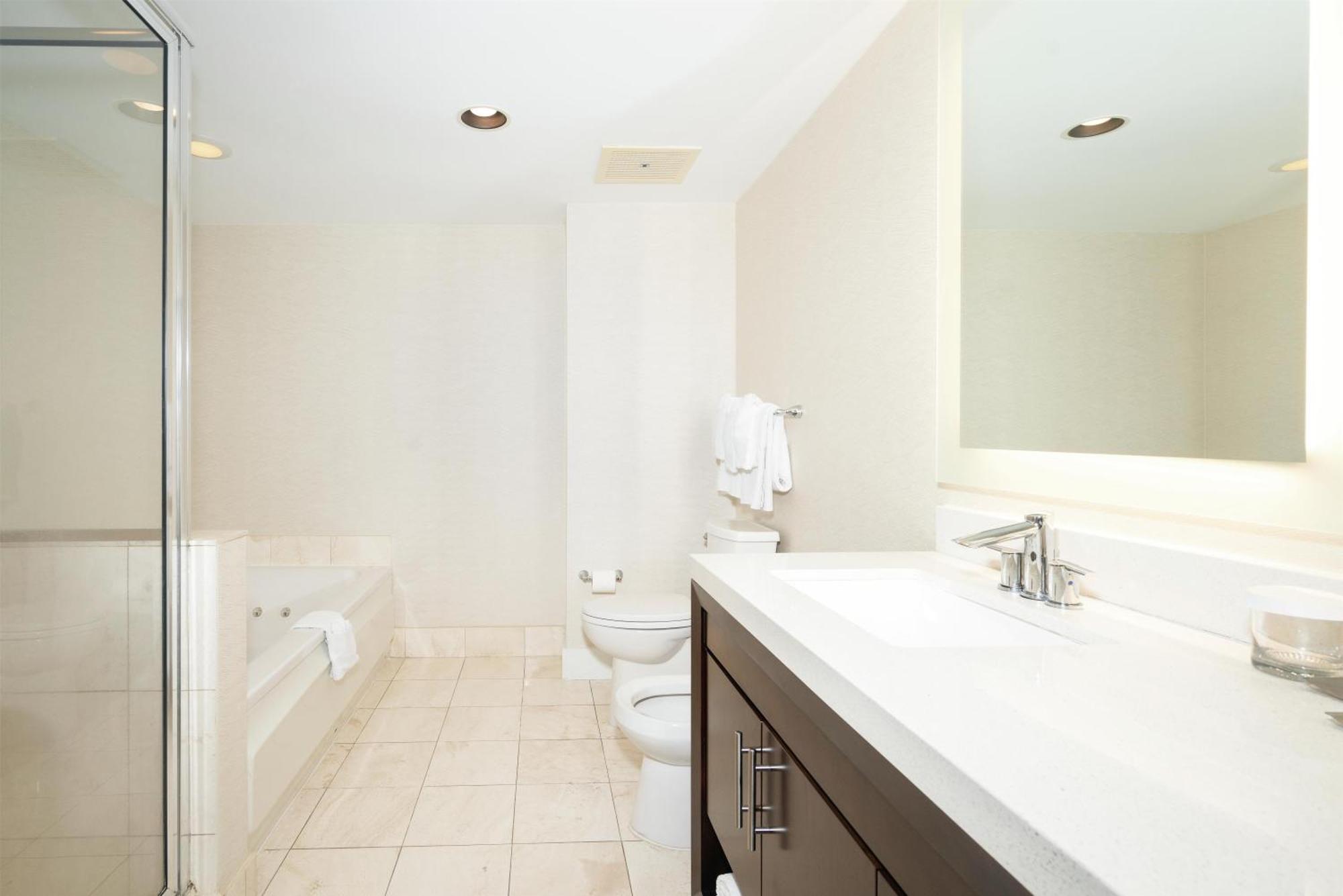 One-Bedroom Suite Partial Ocean View Non-Smoking