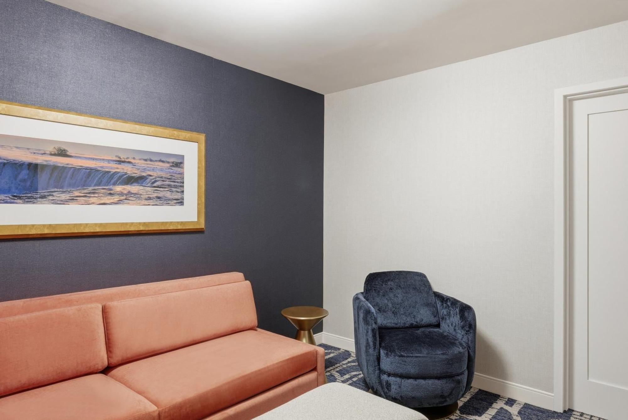 2 Queen Fallsview – Floor 20,1765819088:JPEG