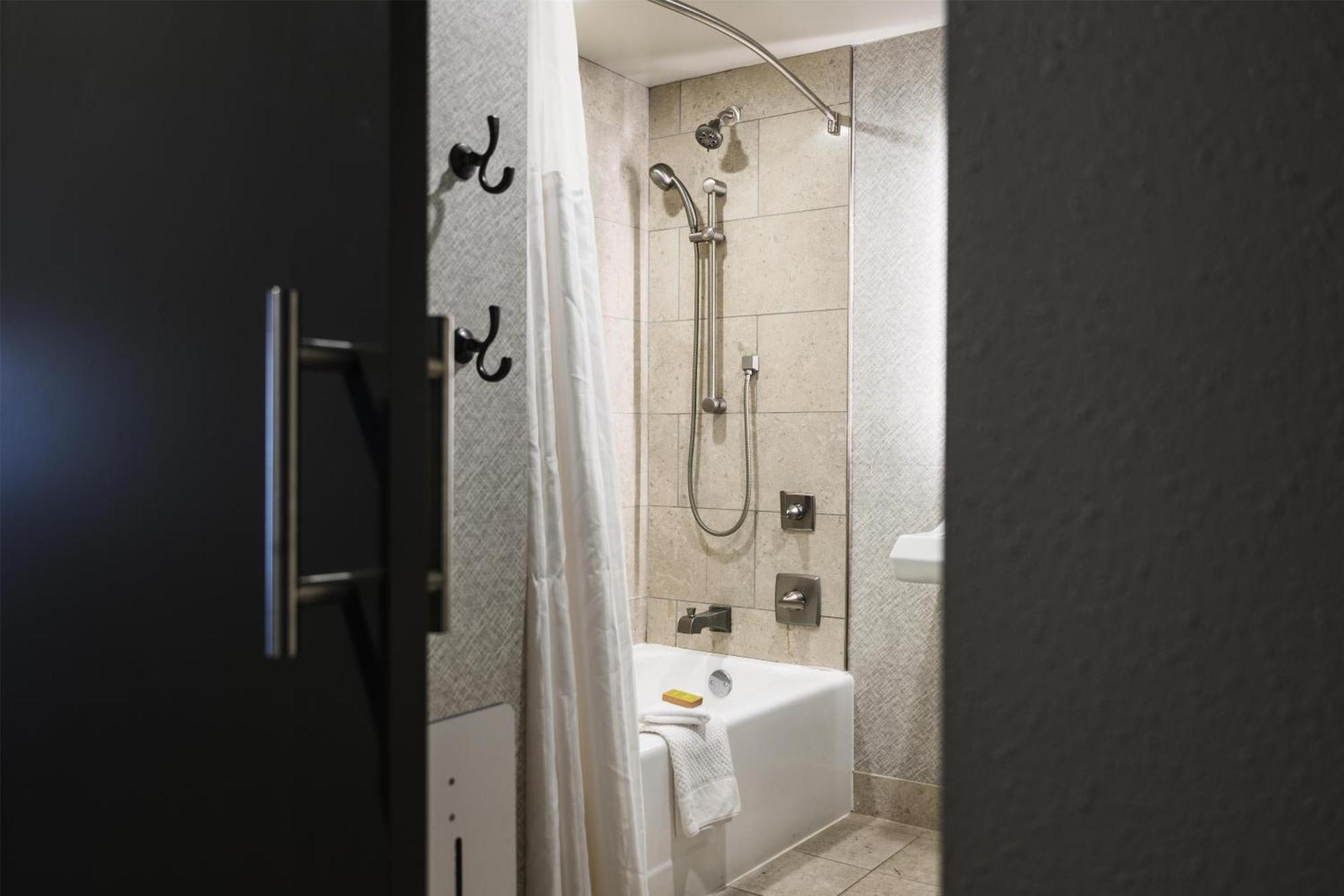 King Room Mobility Accessible Tub,1765819597:JPEG