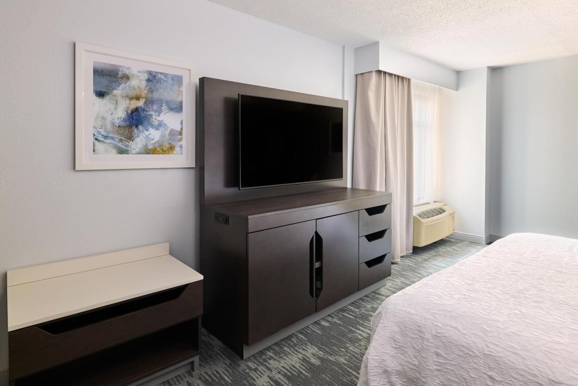 King Room Accessible Tub Mobility Hearing Access or Non-Smoking