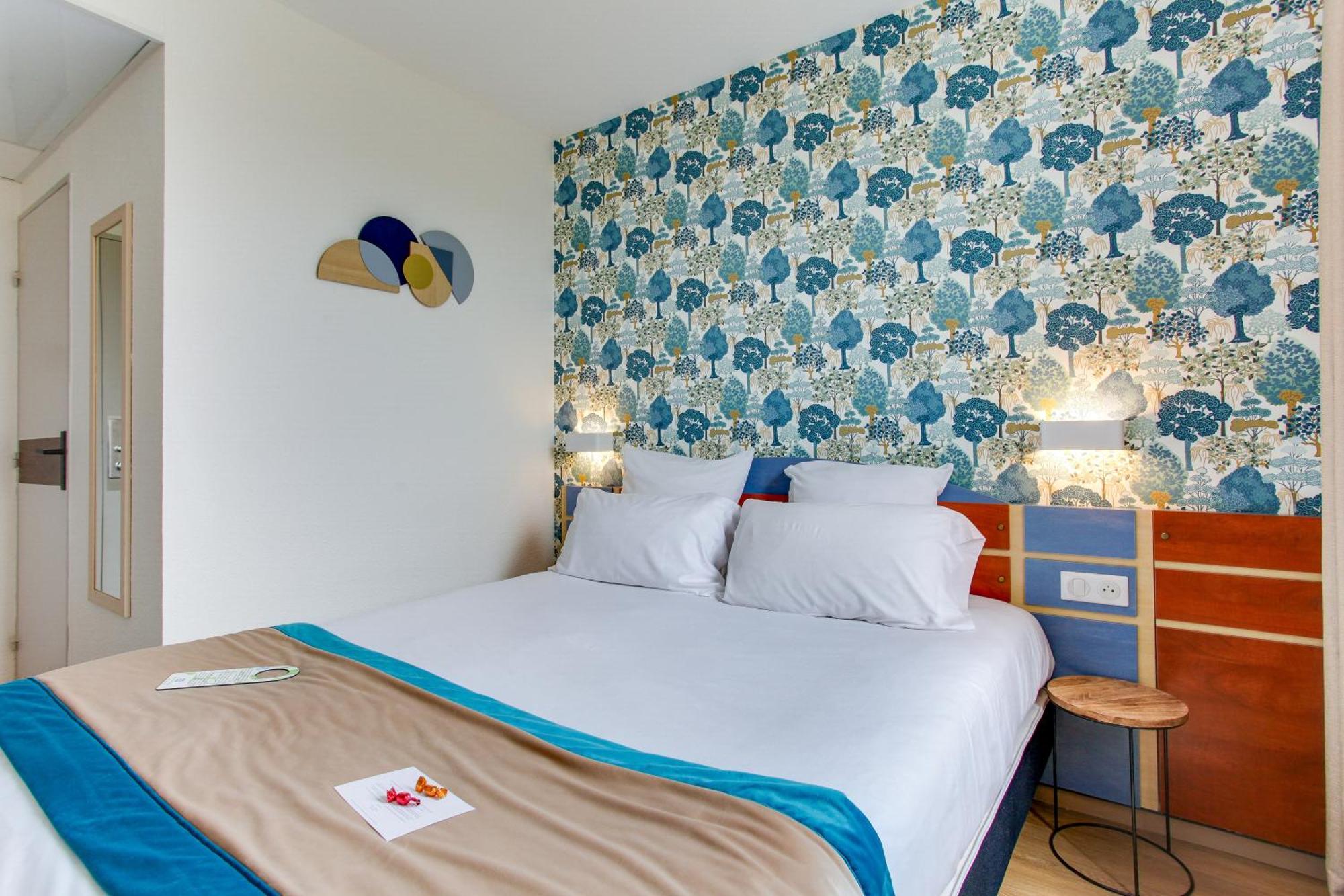 Family Room One Queen Bed Two Single Beds Adjoining Rooms or Non-Smoking