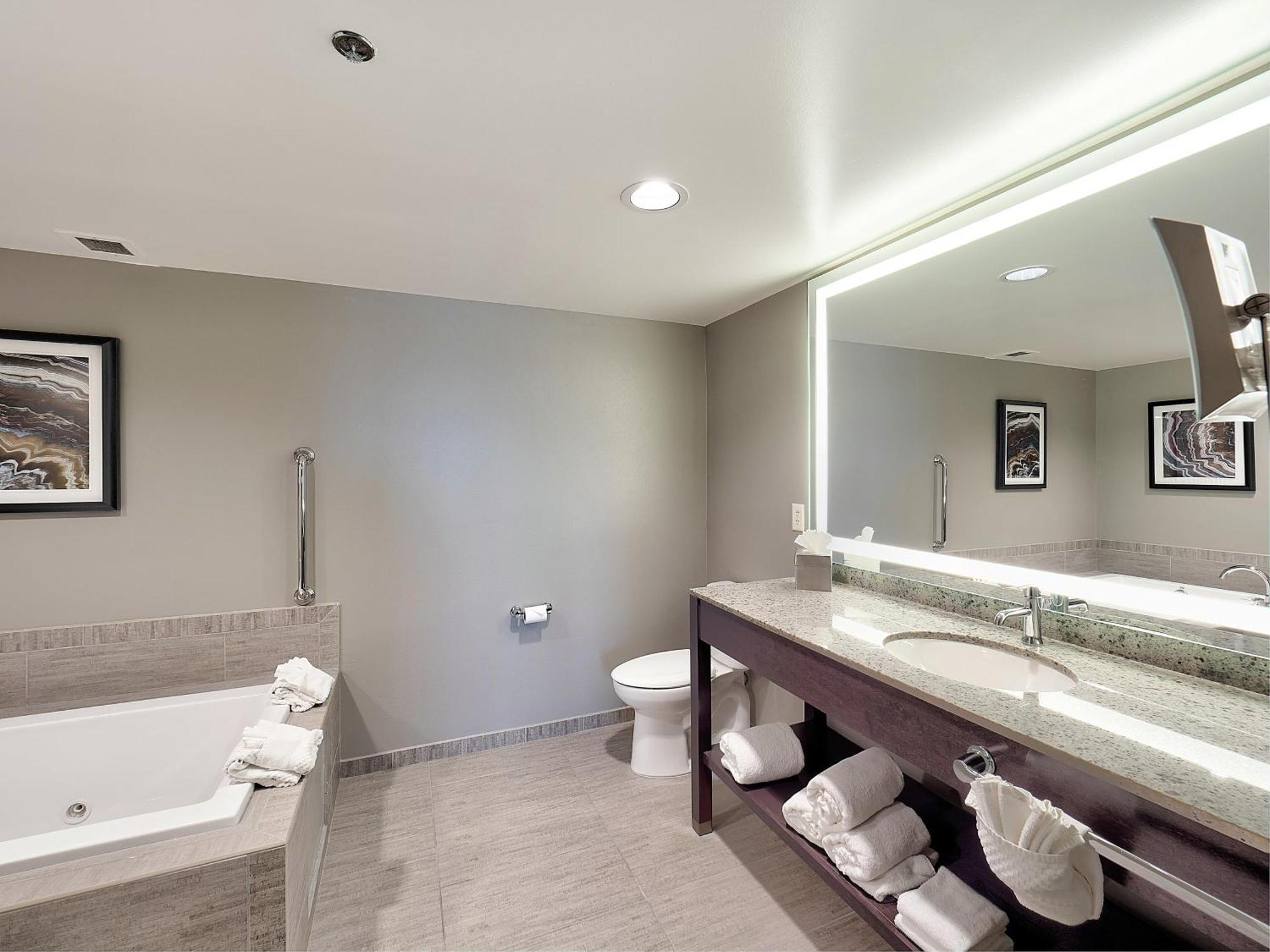 King Suite Spa Bath
