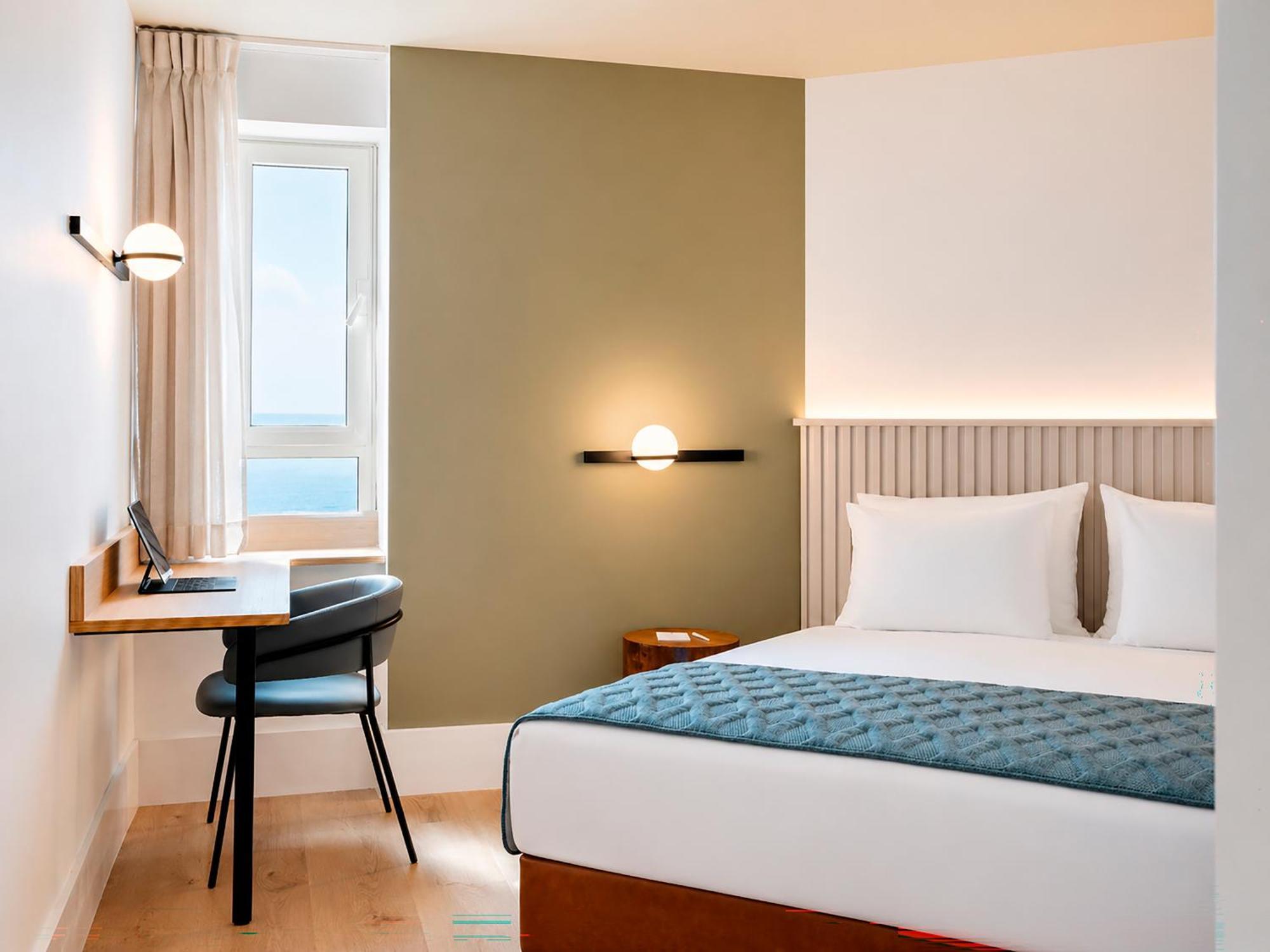 SUPERIOR CORNER ROOM
