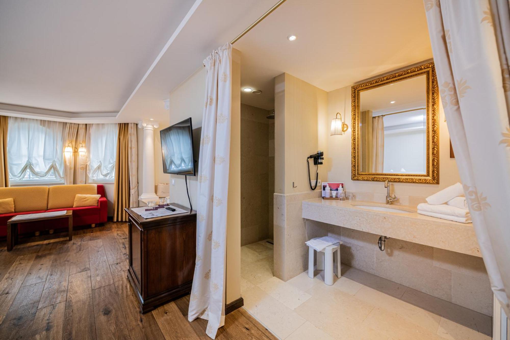 King Suite Spa Bath,1765855279:JPEG