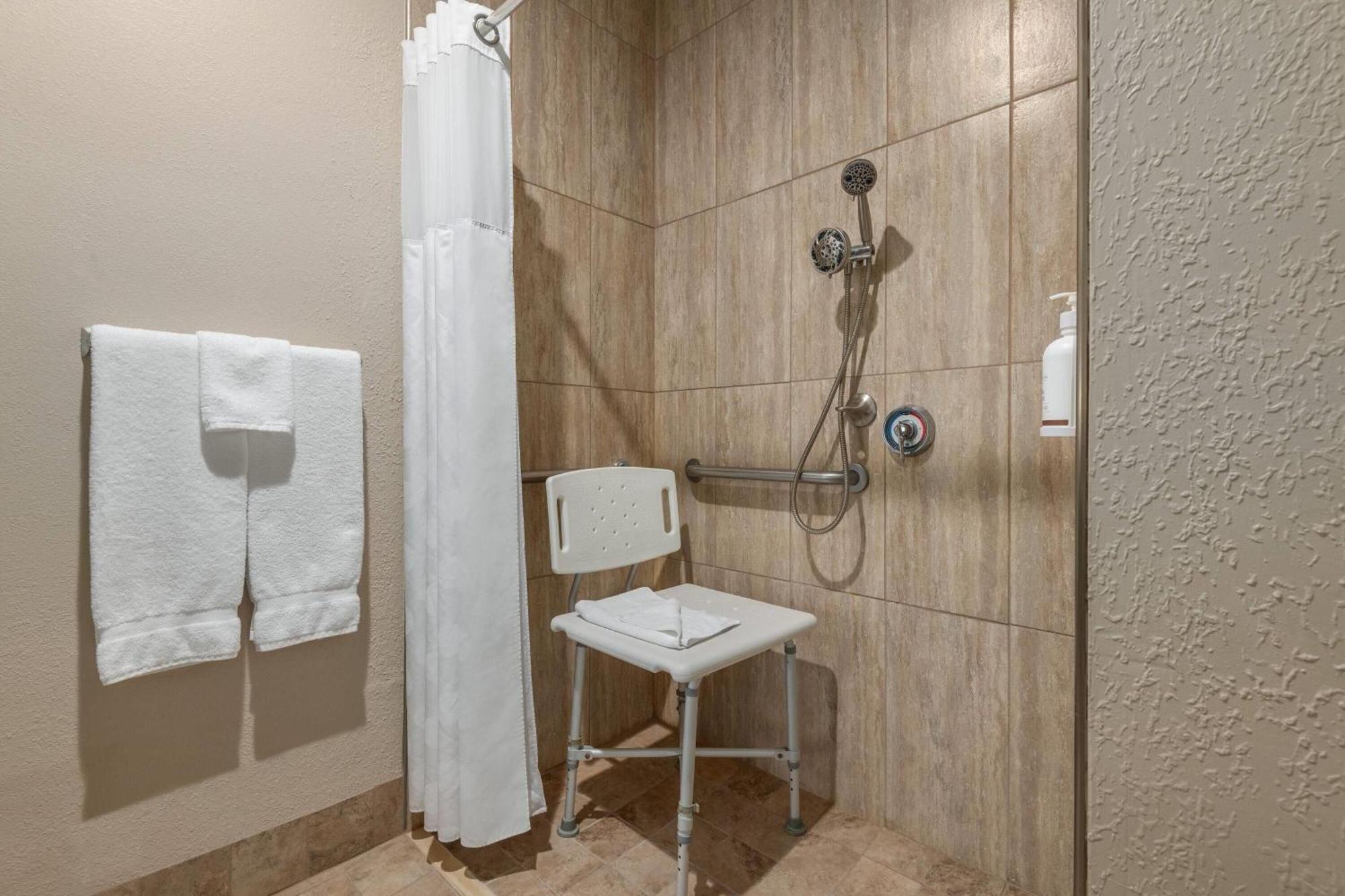1 Queen Accessible room Roll Shower
