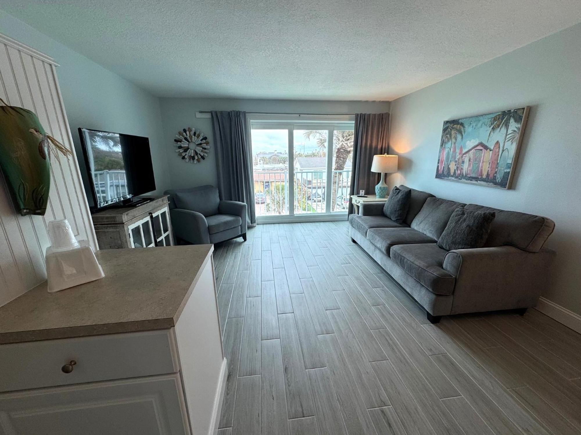 Deluxe Queen Suite