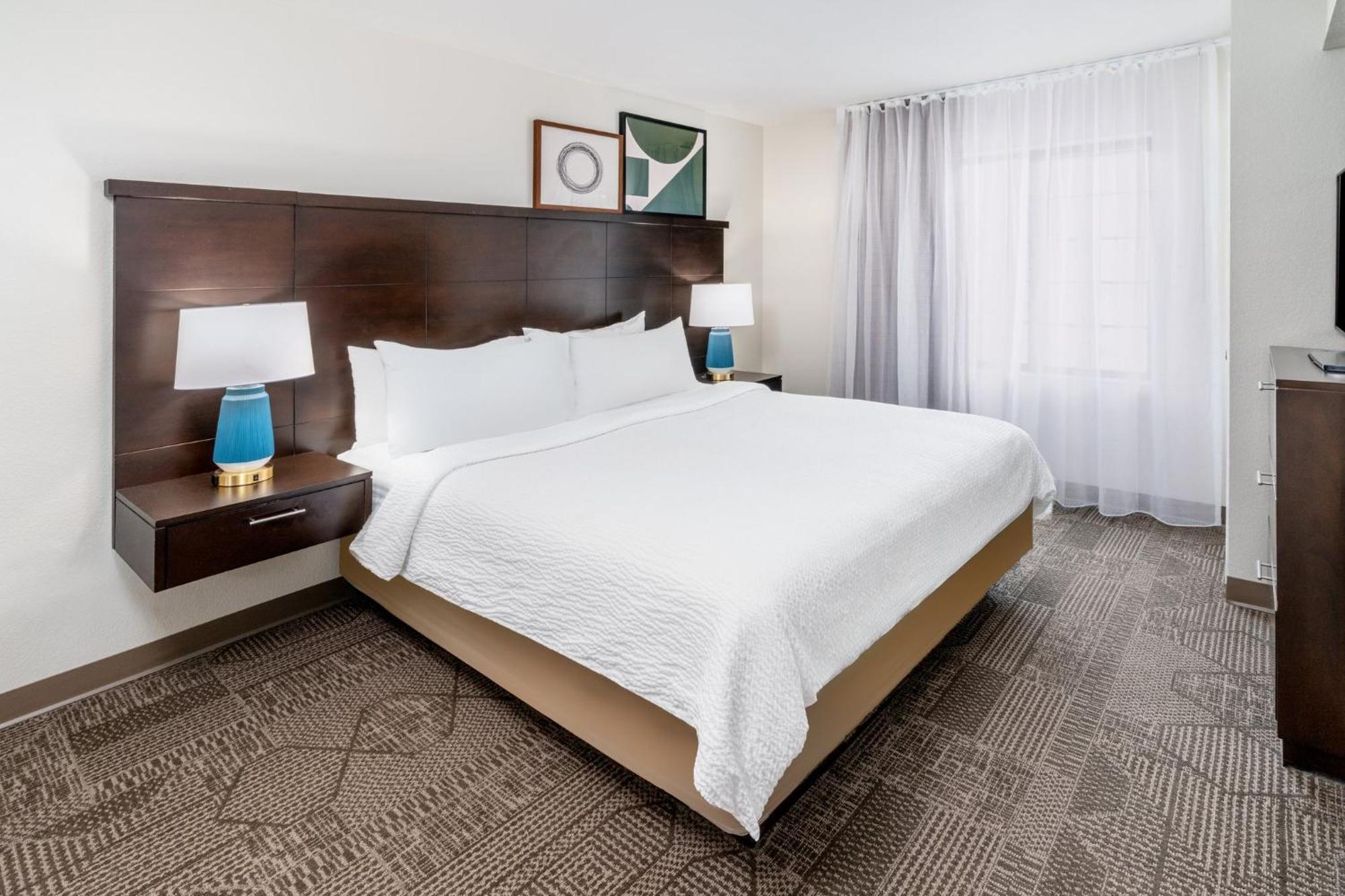 One-Bedroom Queen Suite