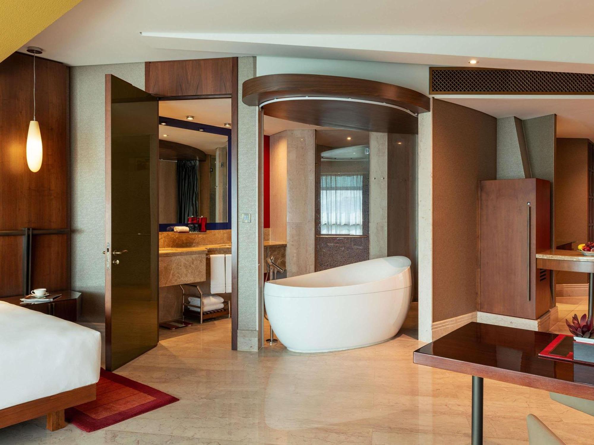 Deluxe King Room City View