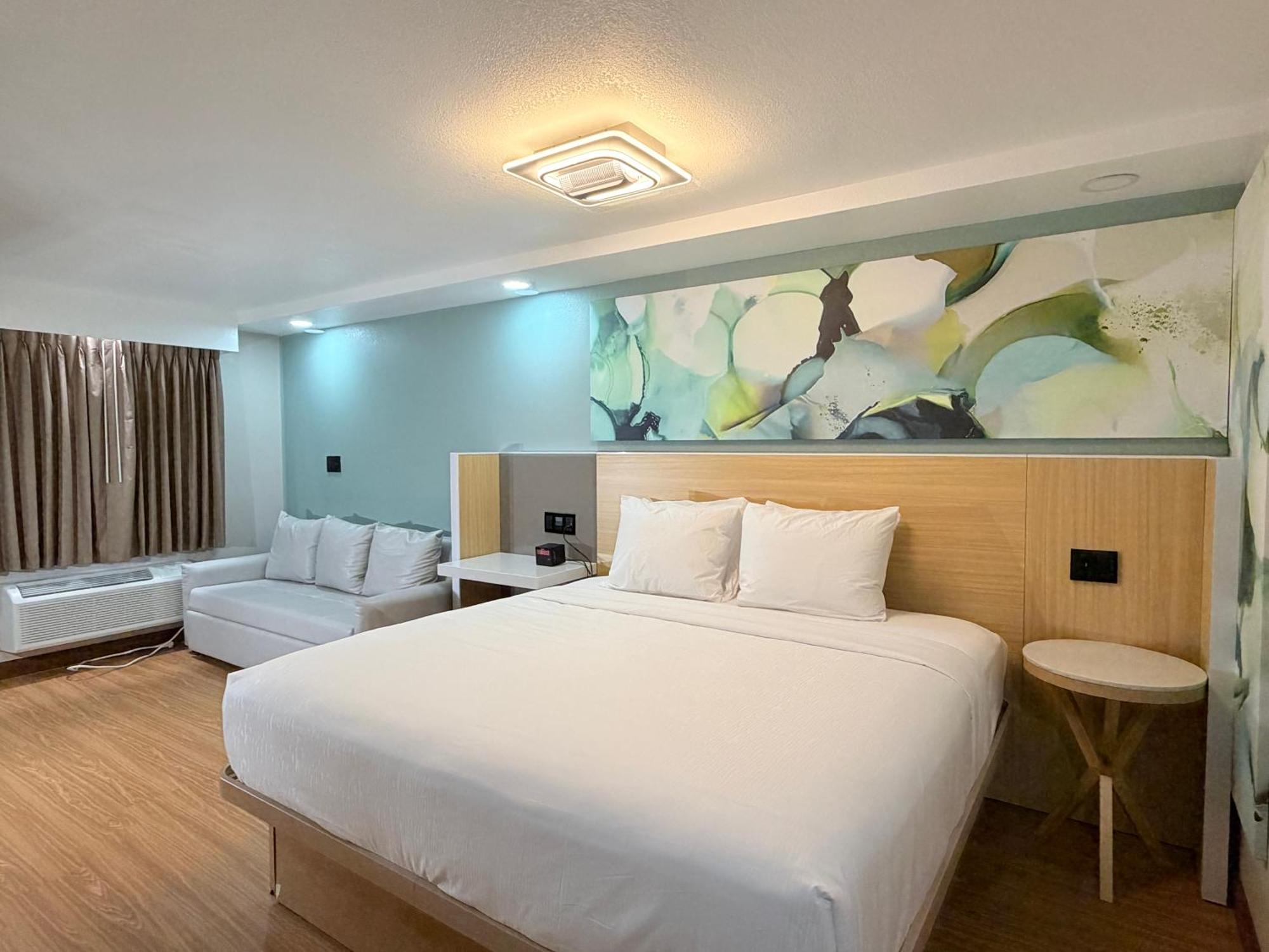 King Room Mobility or Hearing Access Roll Shower Non-Smoking