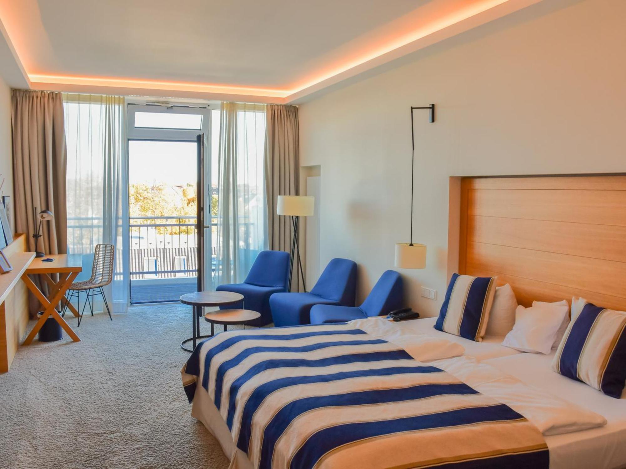 Panoramic Double Room Balcony Partial Sea View no pets