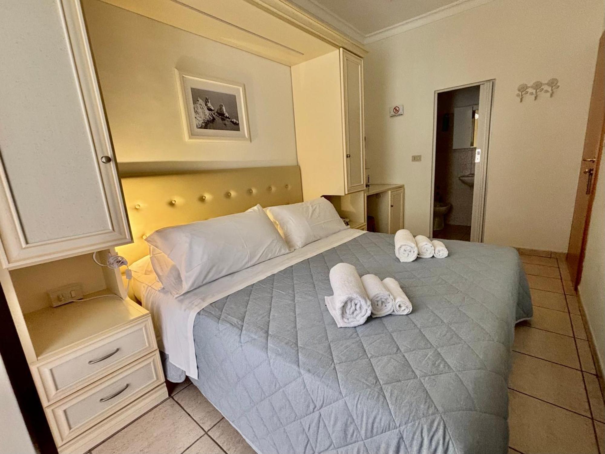 Small Double Room Internal Bathroom