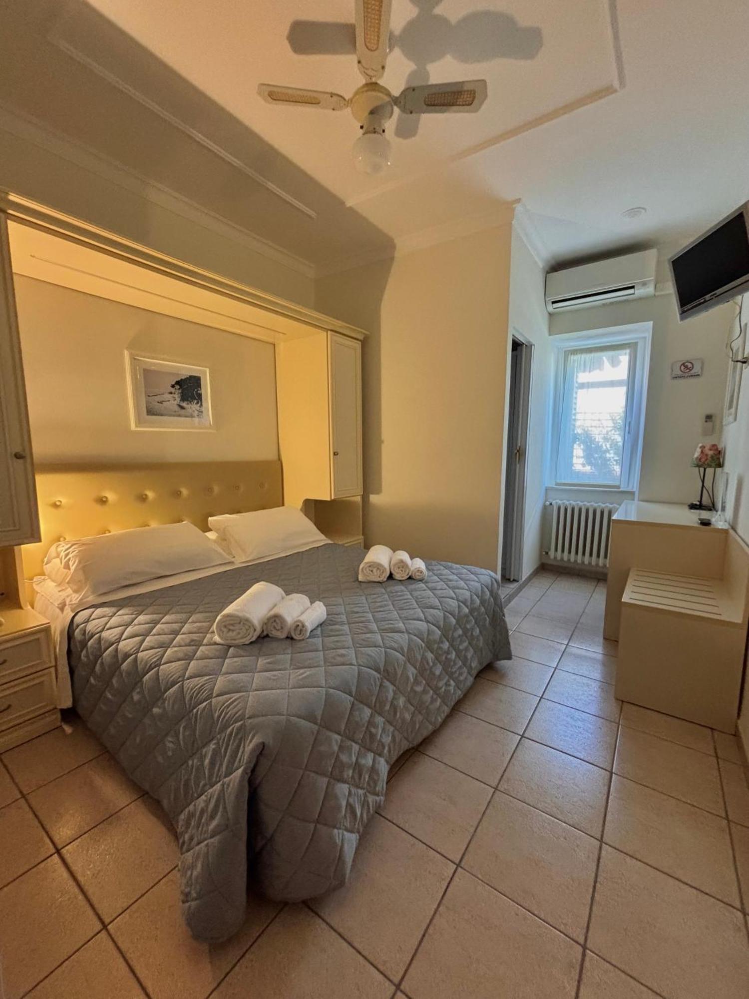 Small Double Room Internal Bathroom