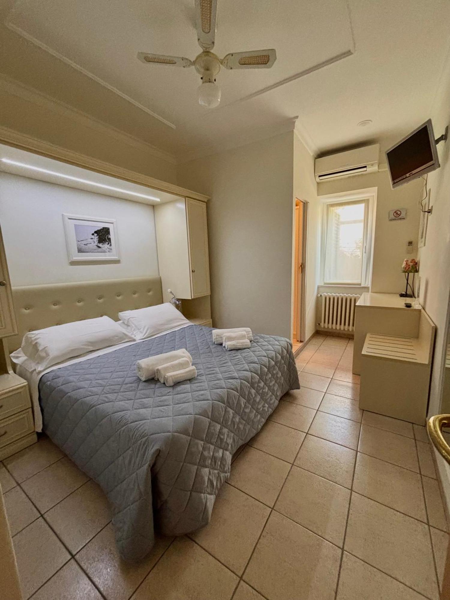 Small Double Room Internal Bathroom
