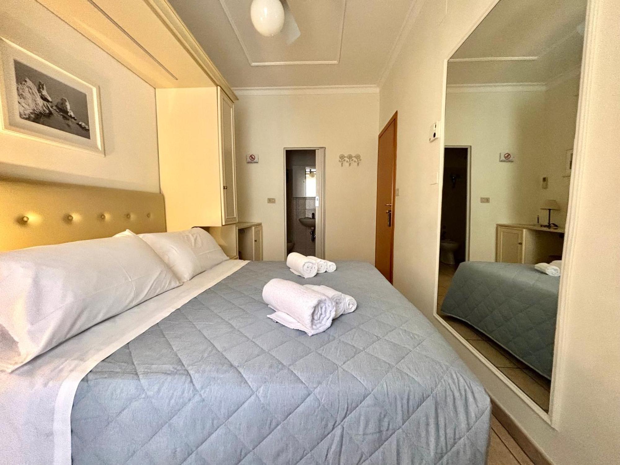 Small Double Room Internal Bathroom