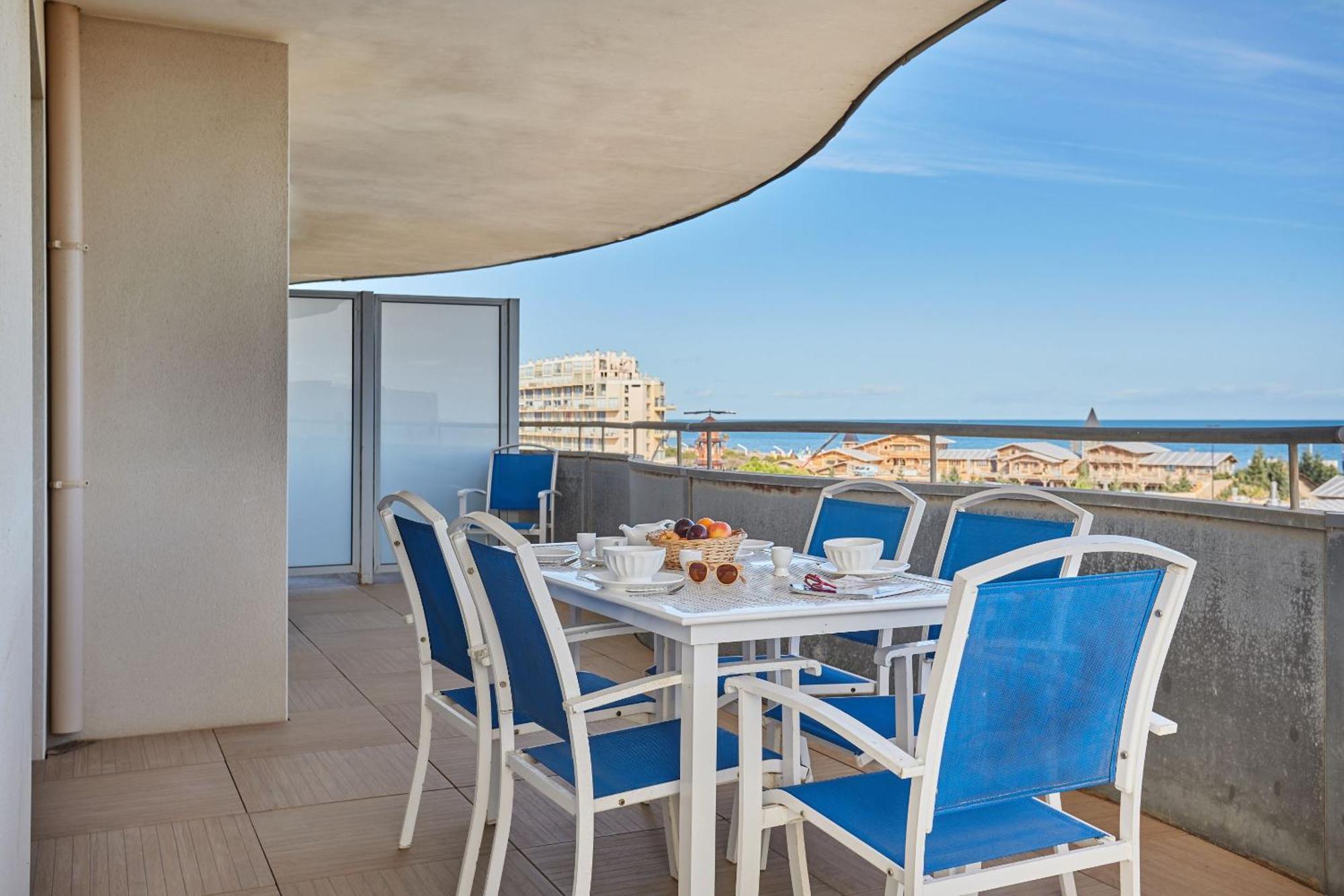 Two-Bedroom Apartment Sea Side