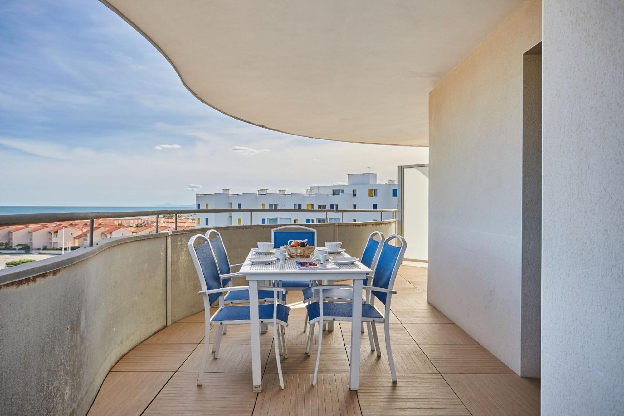 Two-Bedroom Apartment Sea Side
