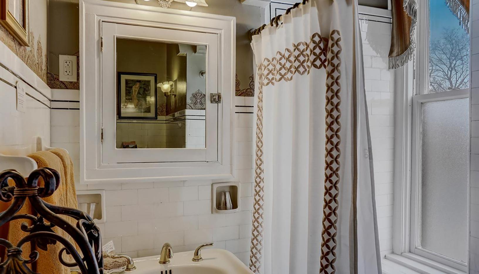 Queen Bed 2 Room Private Bathroom