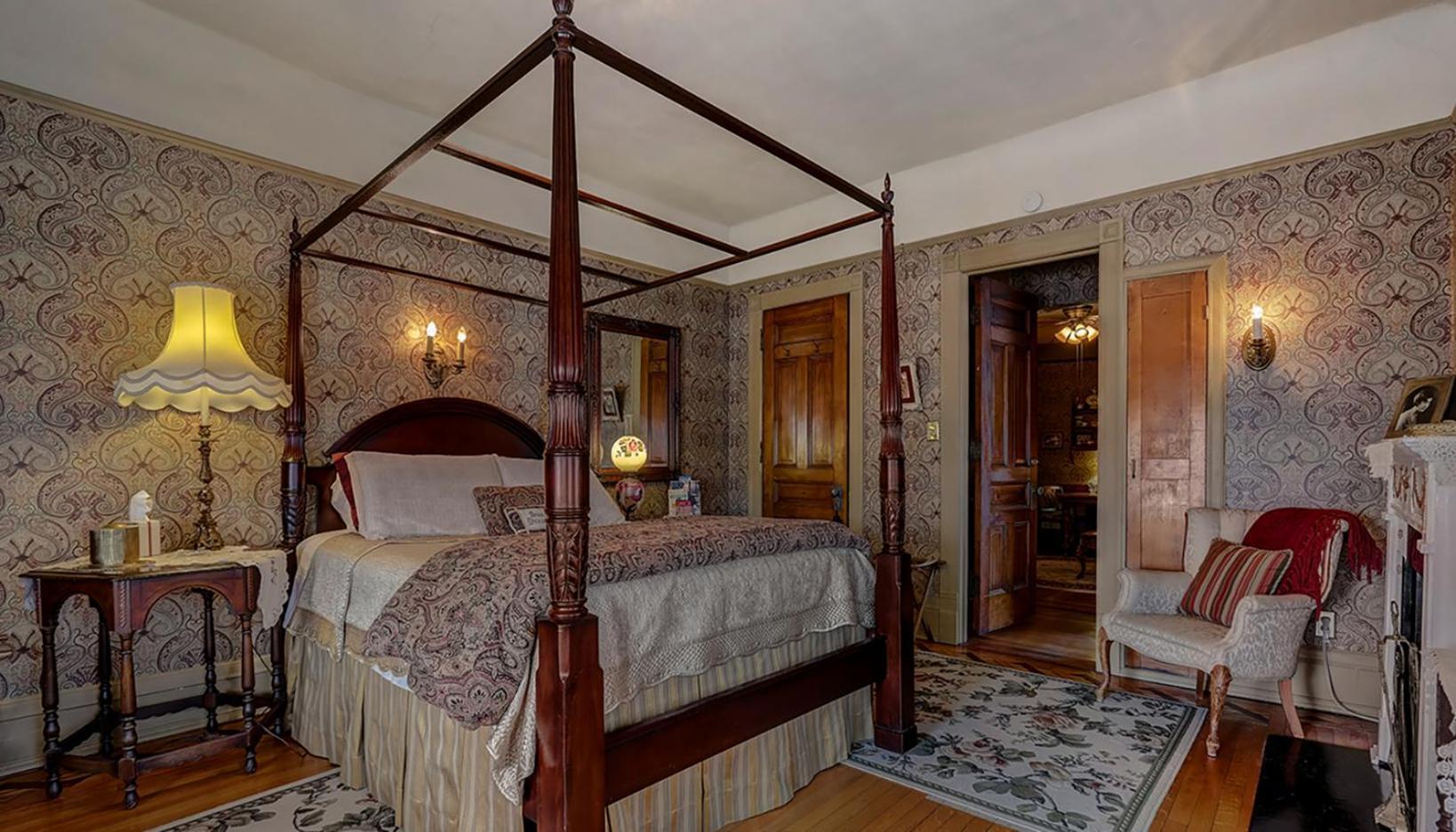 Queen Bed 2 Room Private Bathroom