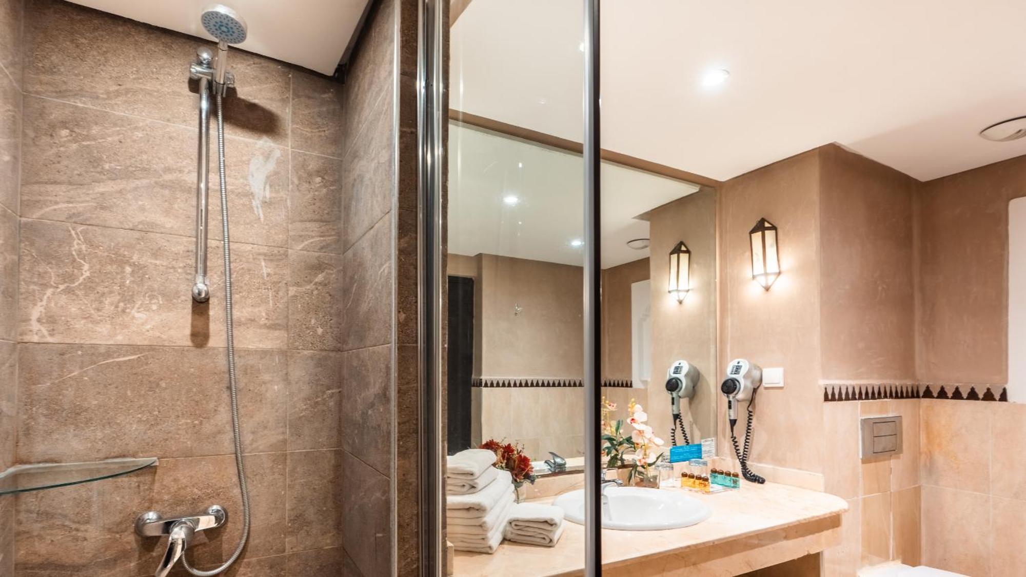 Double Room Pool View 2 adultes &1 enfant 12 ans