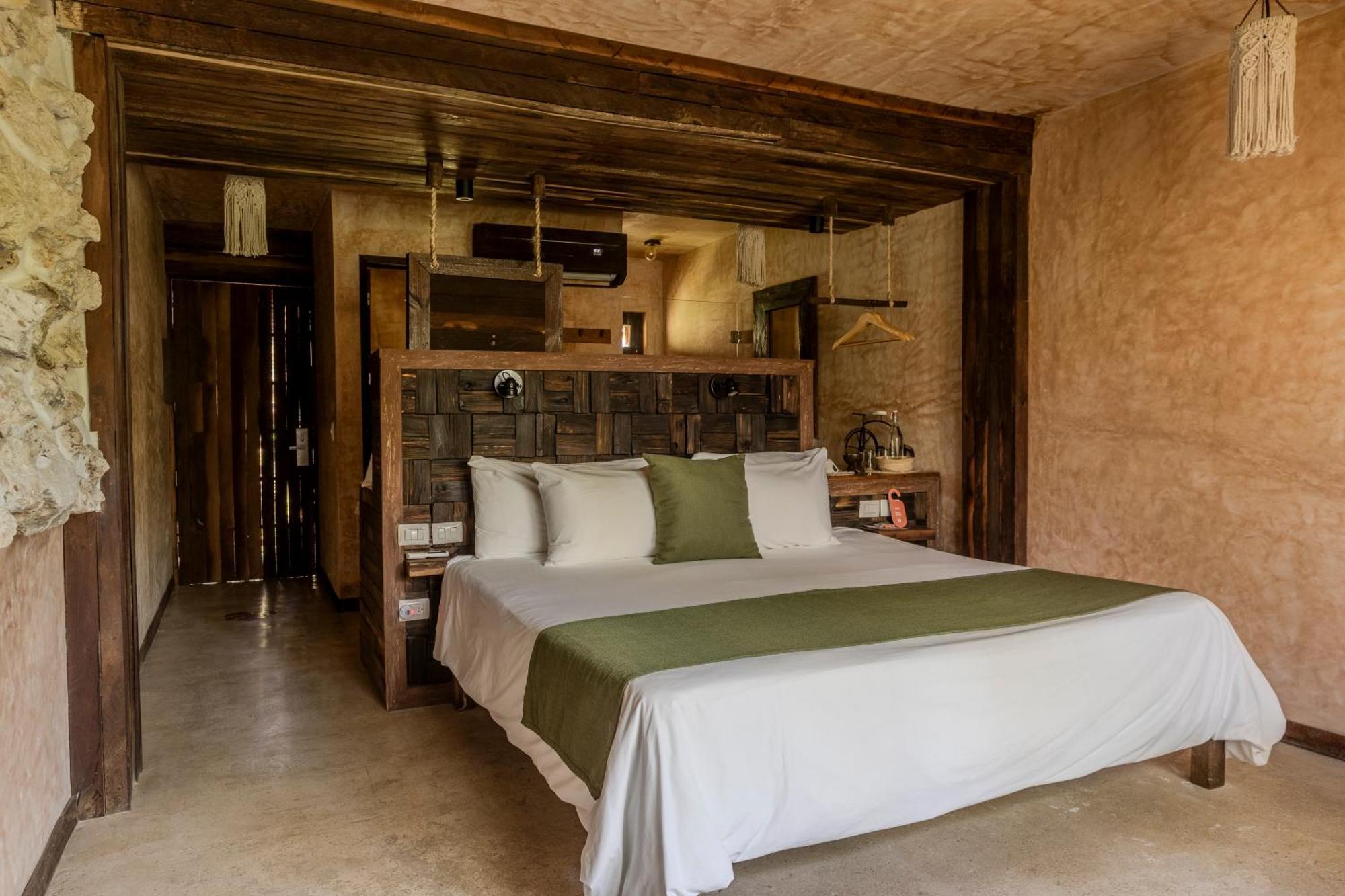 Private Jungle Room
