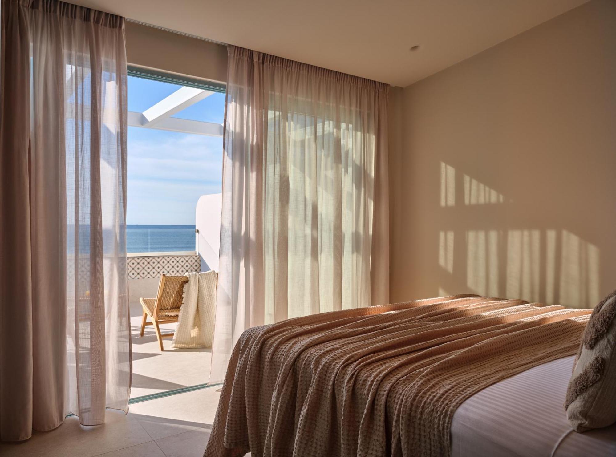 Deluxe Seafront Suite