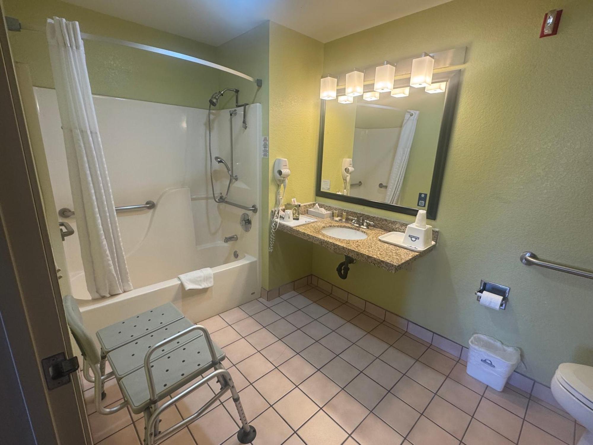 Deluxe Queen Room Disability Access or Non-Smoking