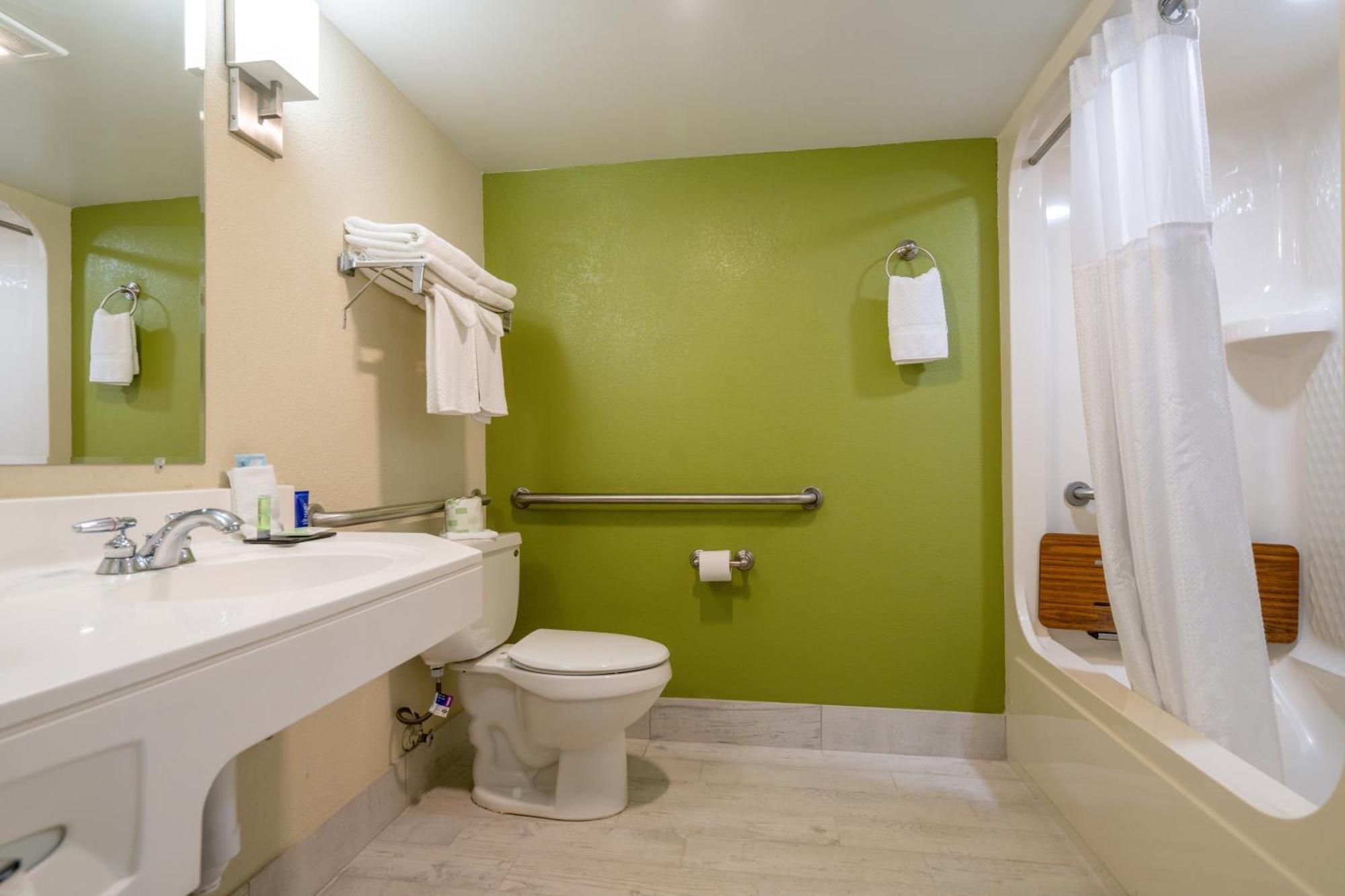 Queen Room Tub Accessible or Non-Smoking