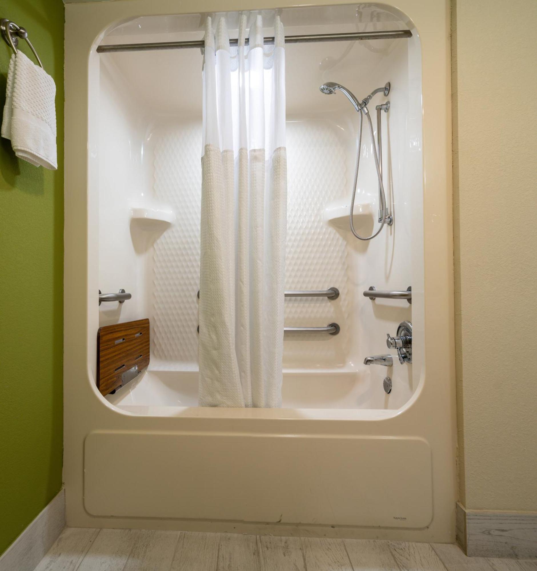Queen Room Tub Accessible or Non-Smoking