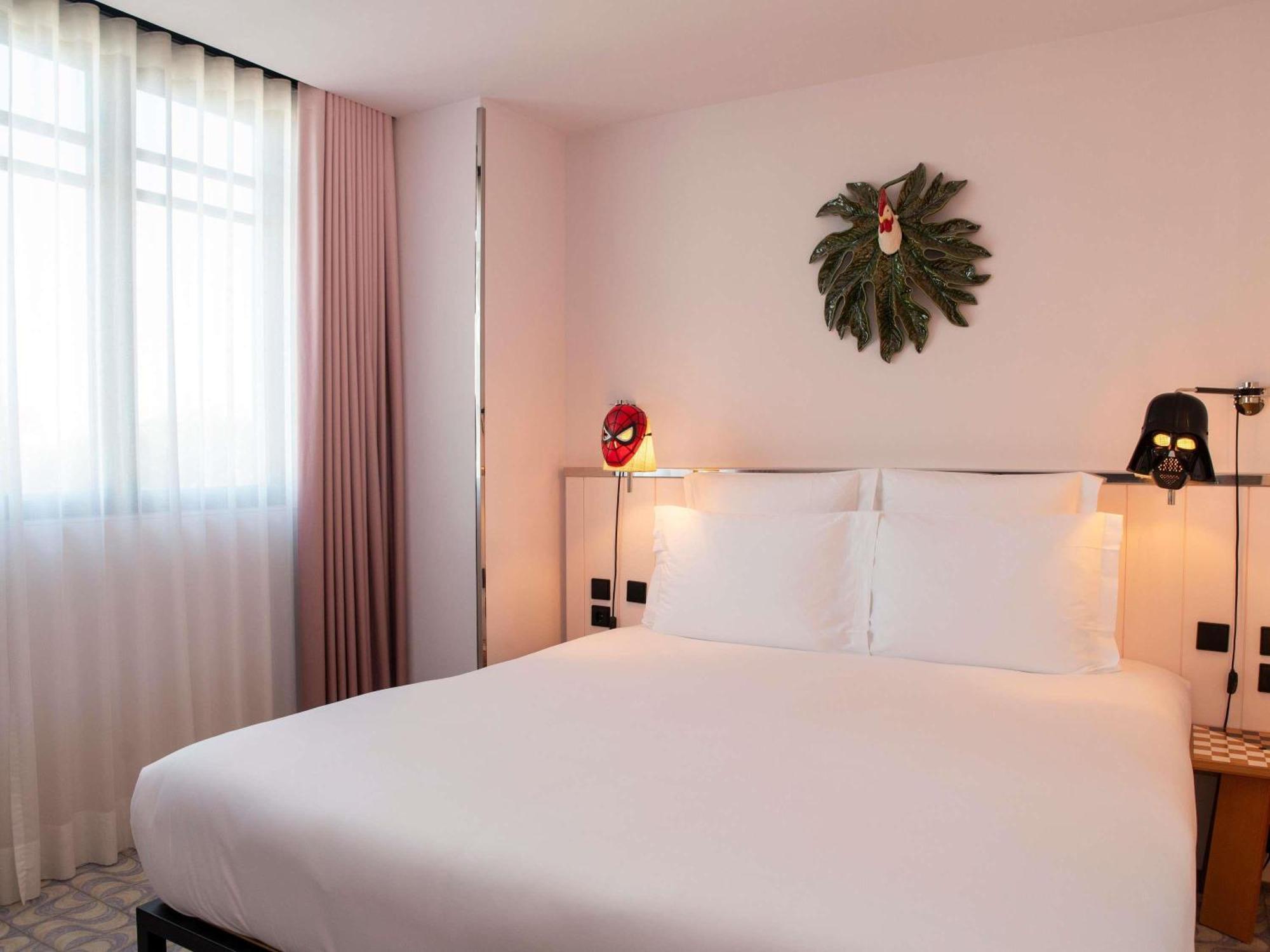 Medium Mama Double Room King Bed Balcony Avenue View,1766332595:JPEG