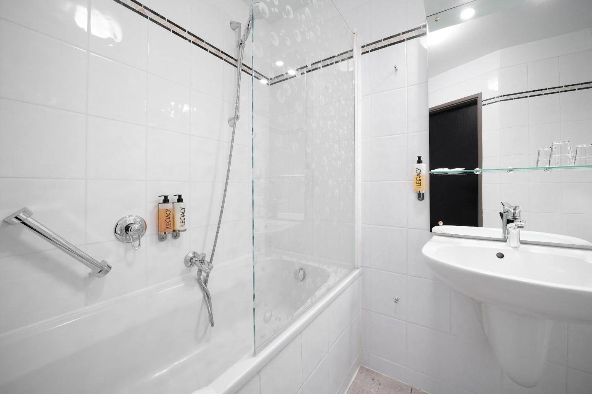 Classic Double or Twin Room Bath