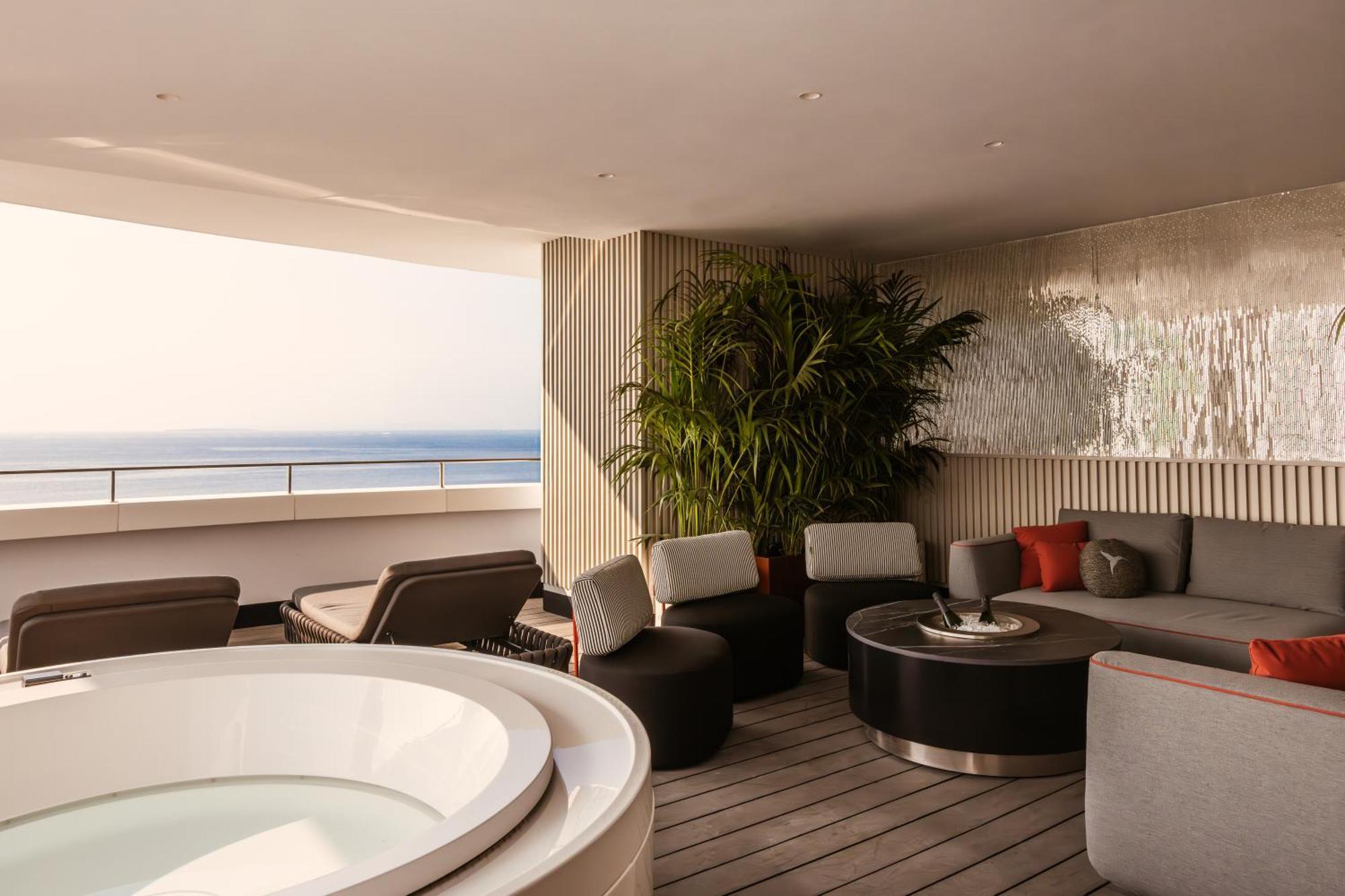 Suite I'm on Top of The World Entrance to Ushuaia Club