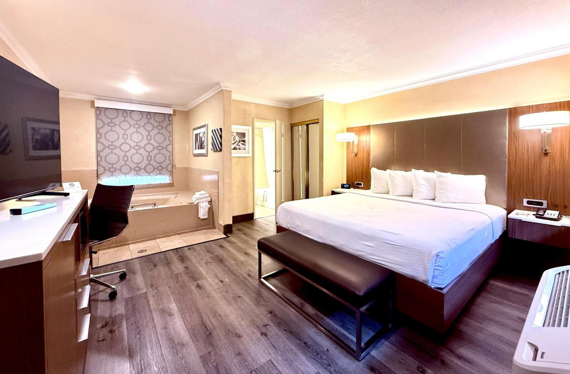 King Room Spa Bath Lower Level or Non-Smoking
