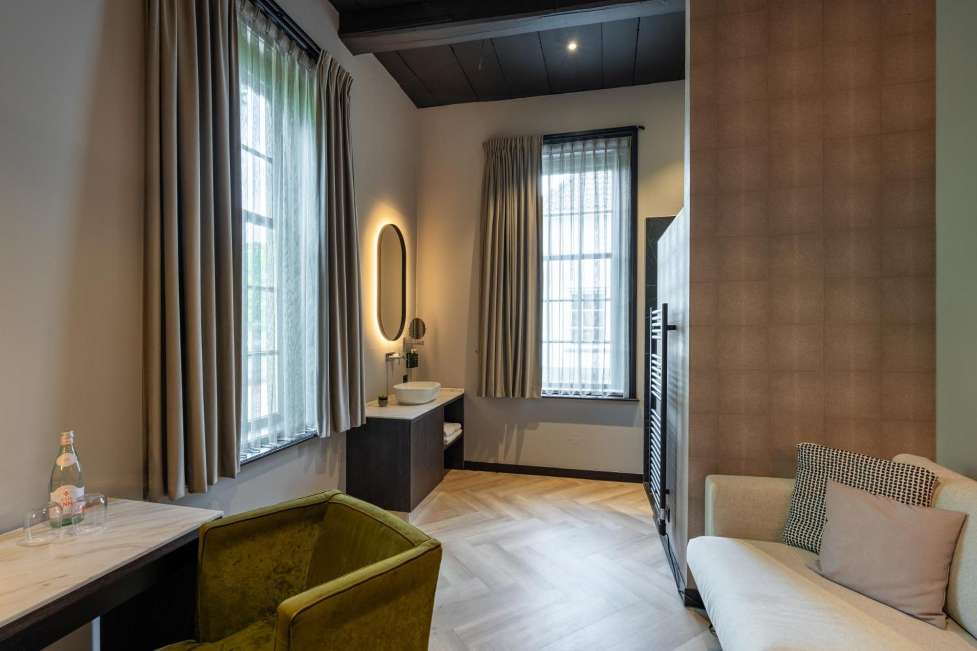 Deluxe Double Room Shower
