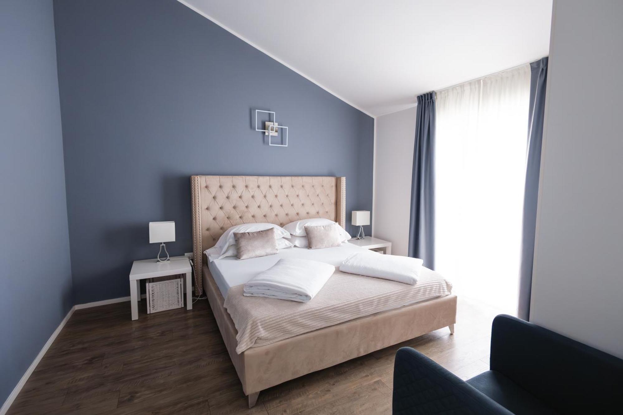 One-Bedroom Apartment Lake View