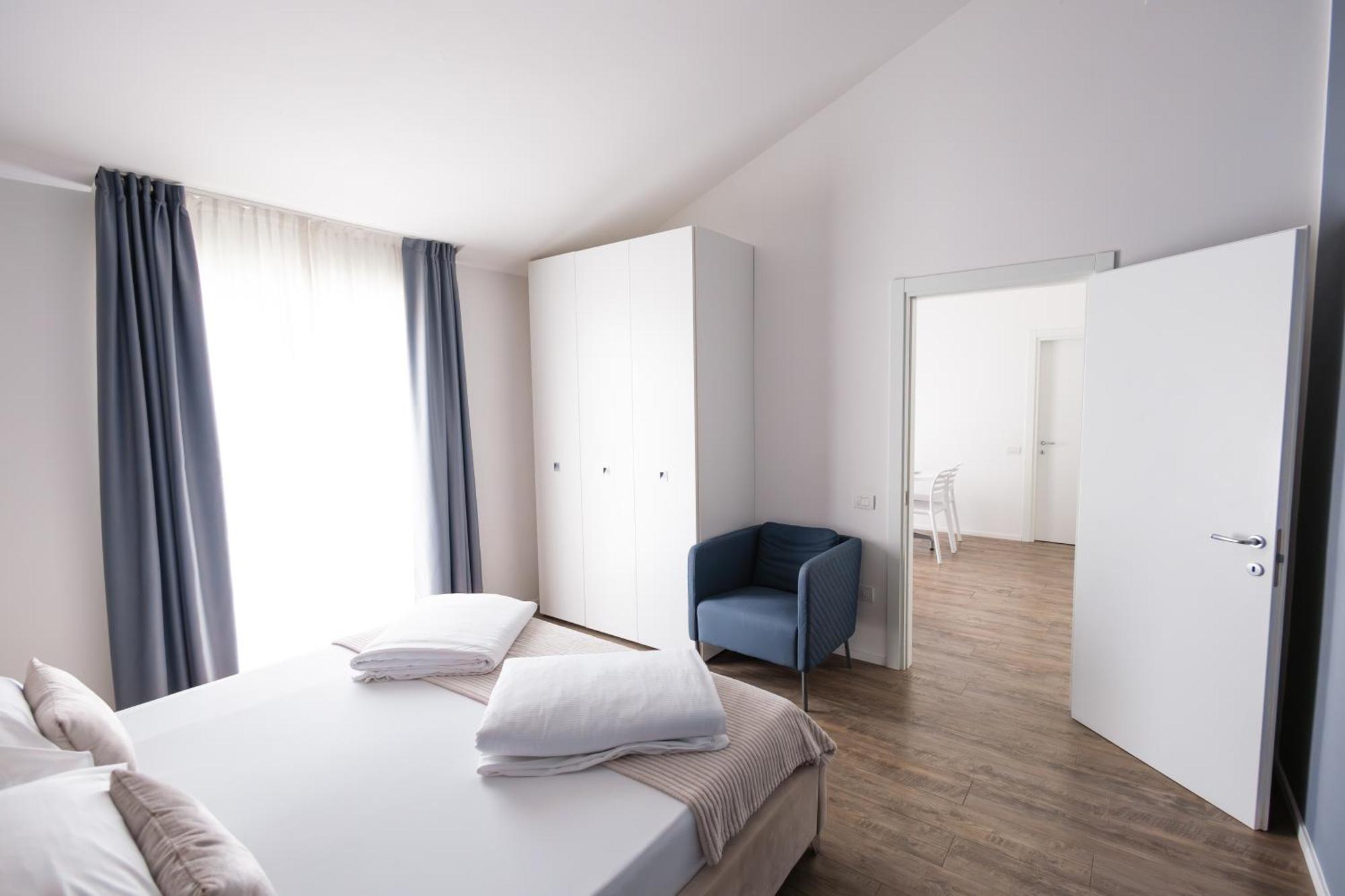 One-Bedroom Apartment Lake View