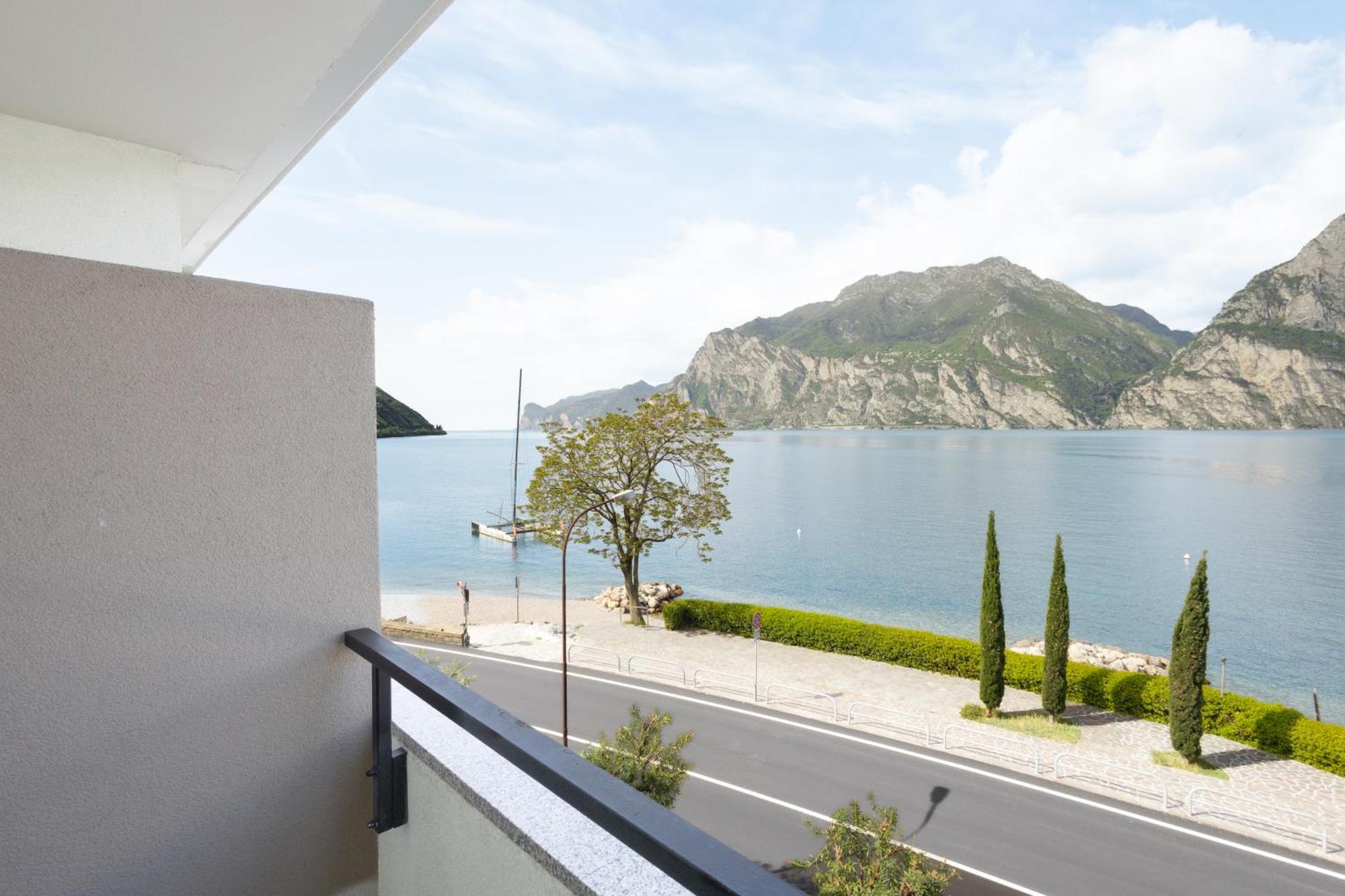 Studio Lake View
