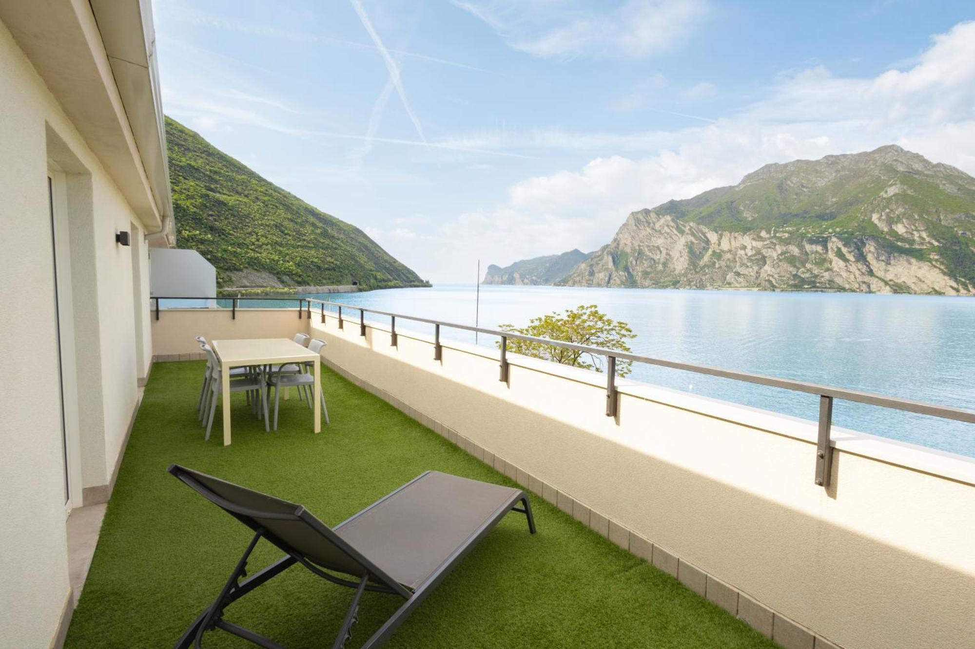 One-Bedroom Apartment Lake View