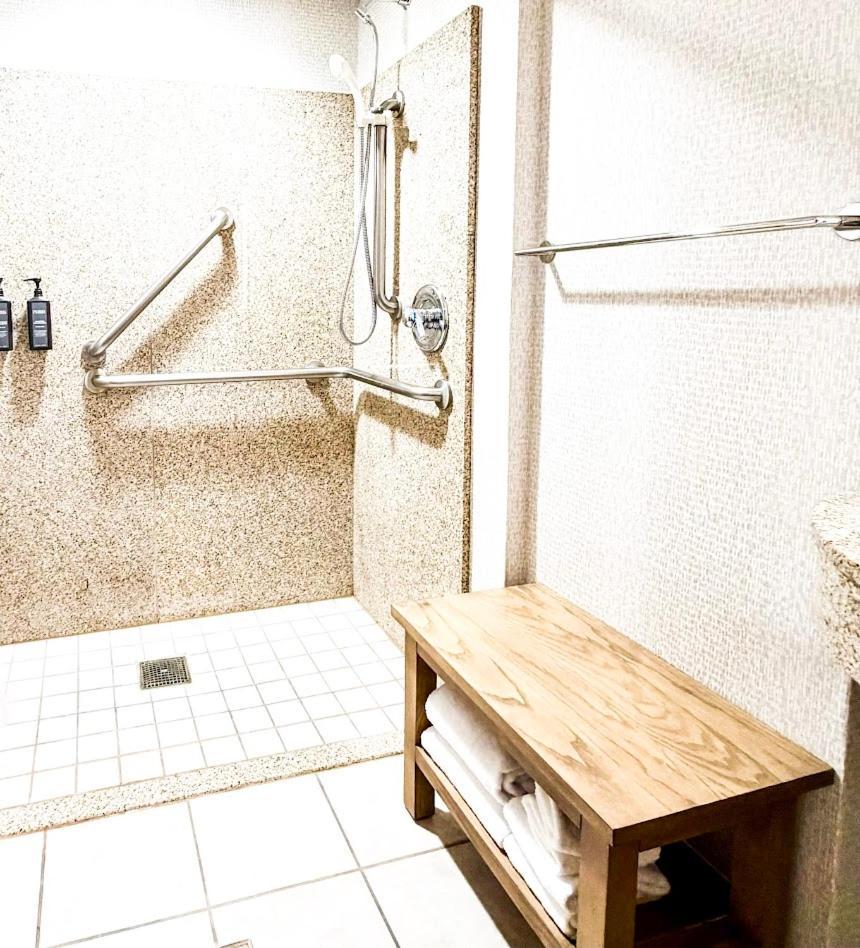 King Room Adapted Tub Mobility Hearing Accessible