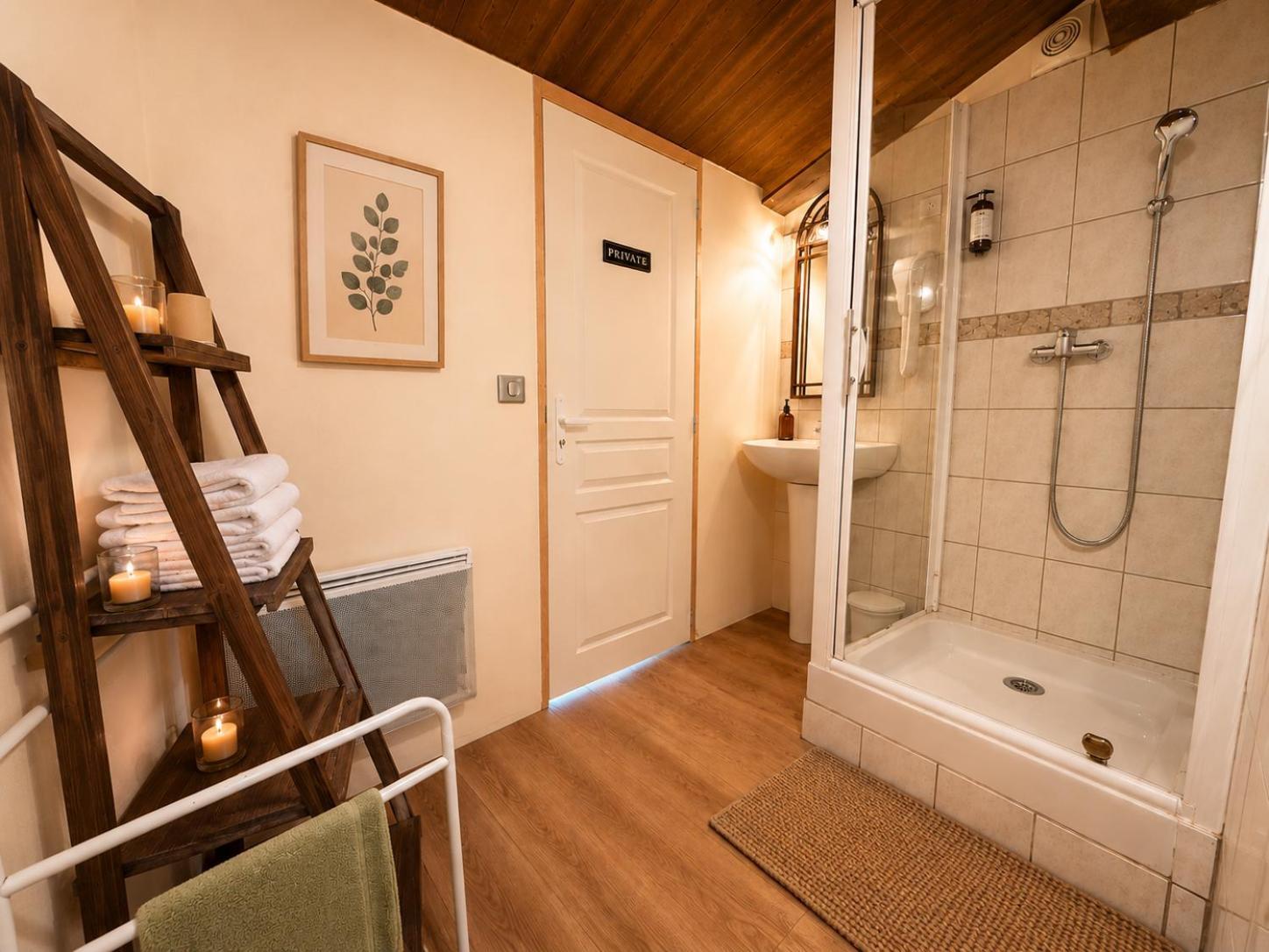 étage privé 4 chambres et salle de bain partagée