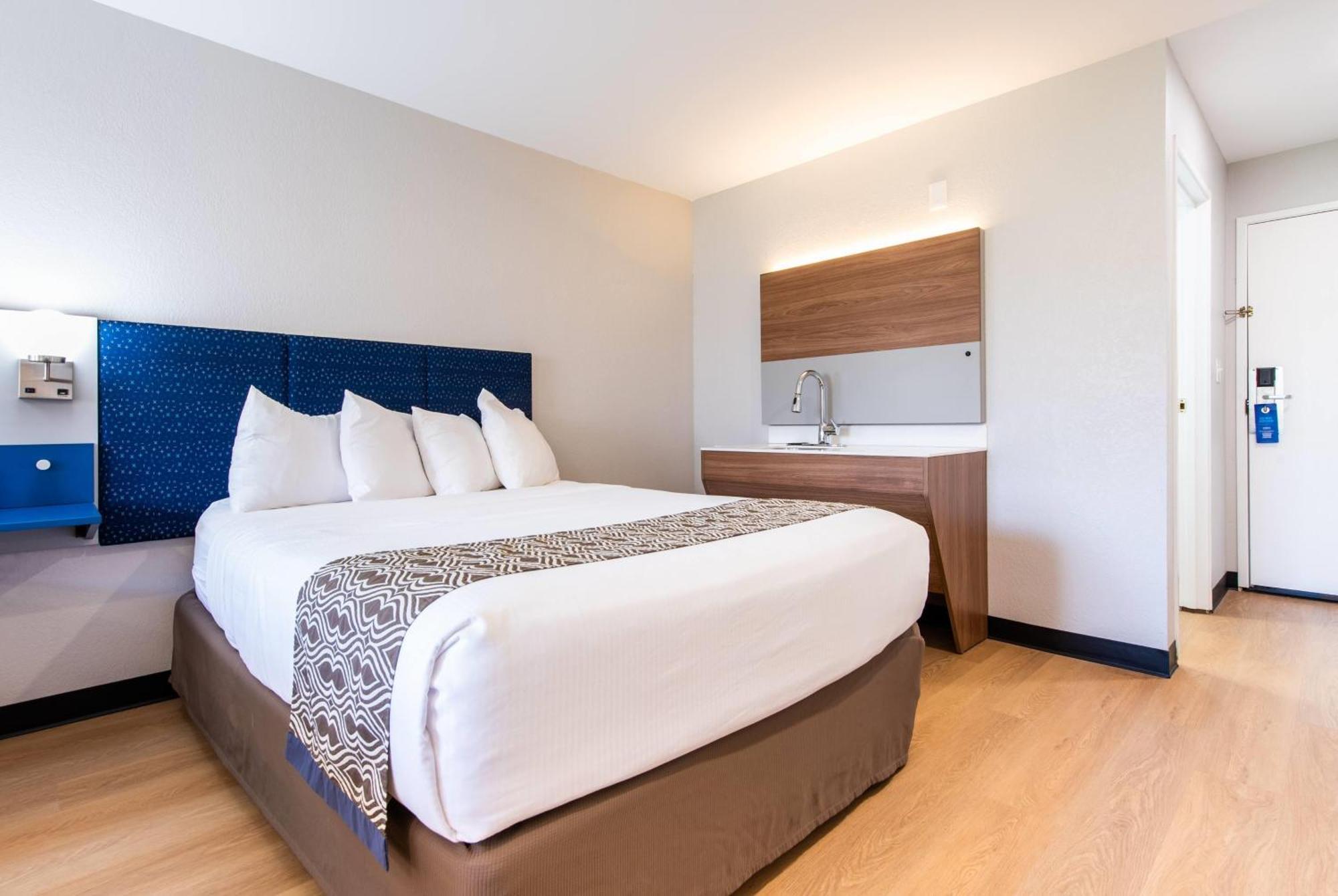 Deluxe Queen Room Two Queen Beds Non-Smoking