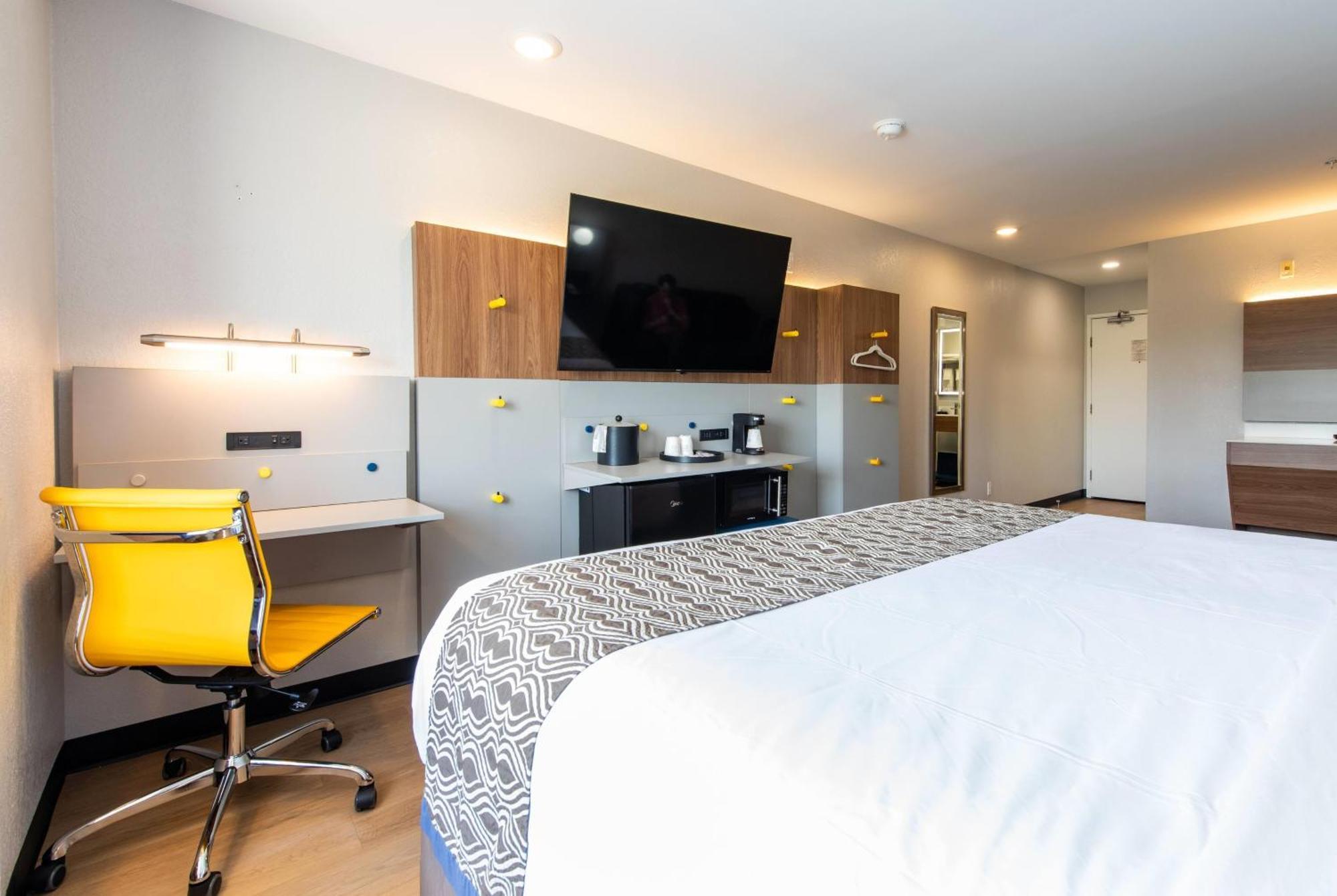 1 King Bed Studio Suite Non-Smoking