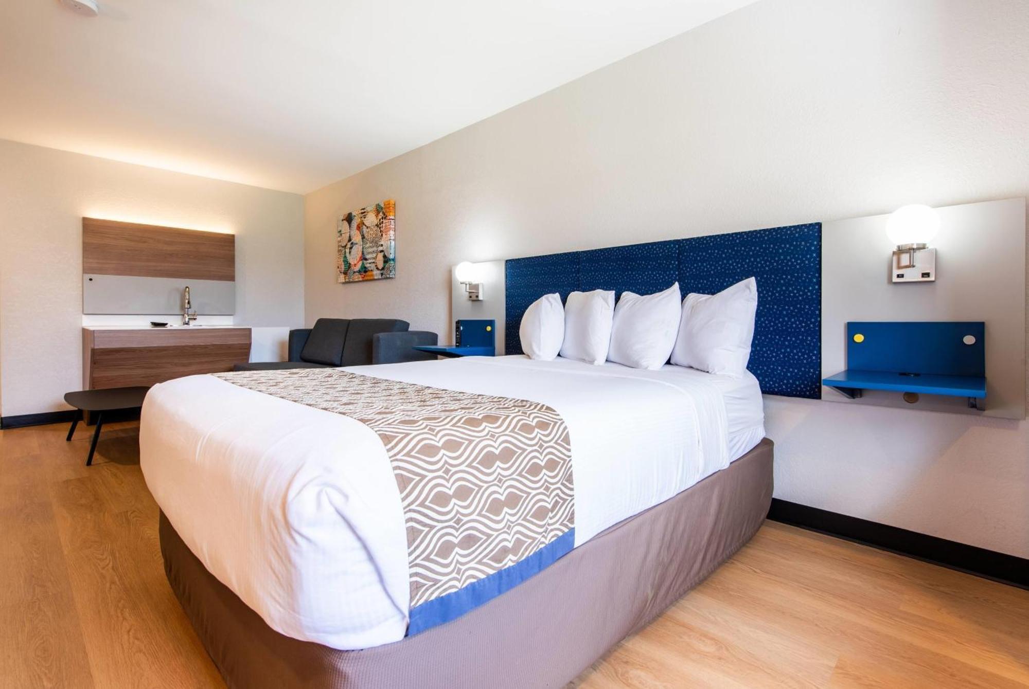 1 King Bed Studio Suite Non-Smoking