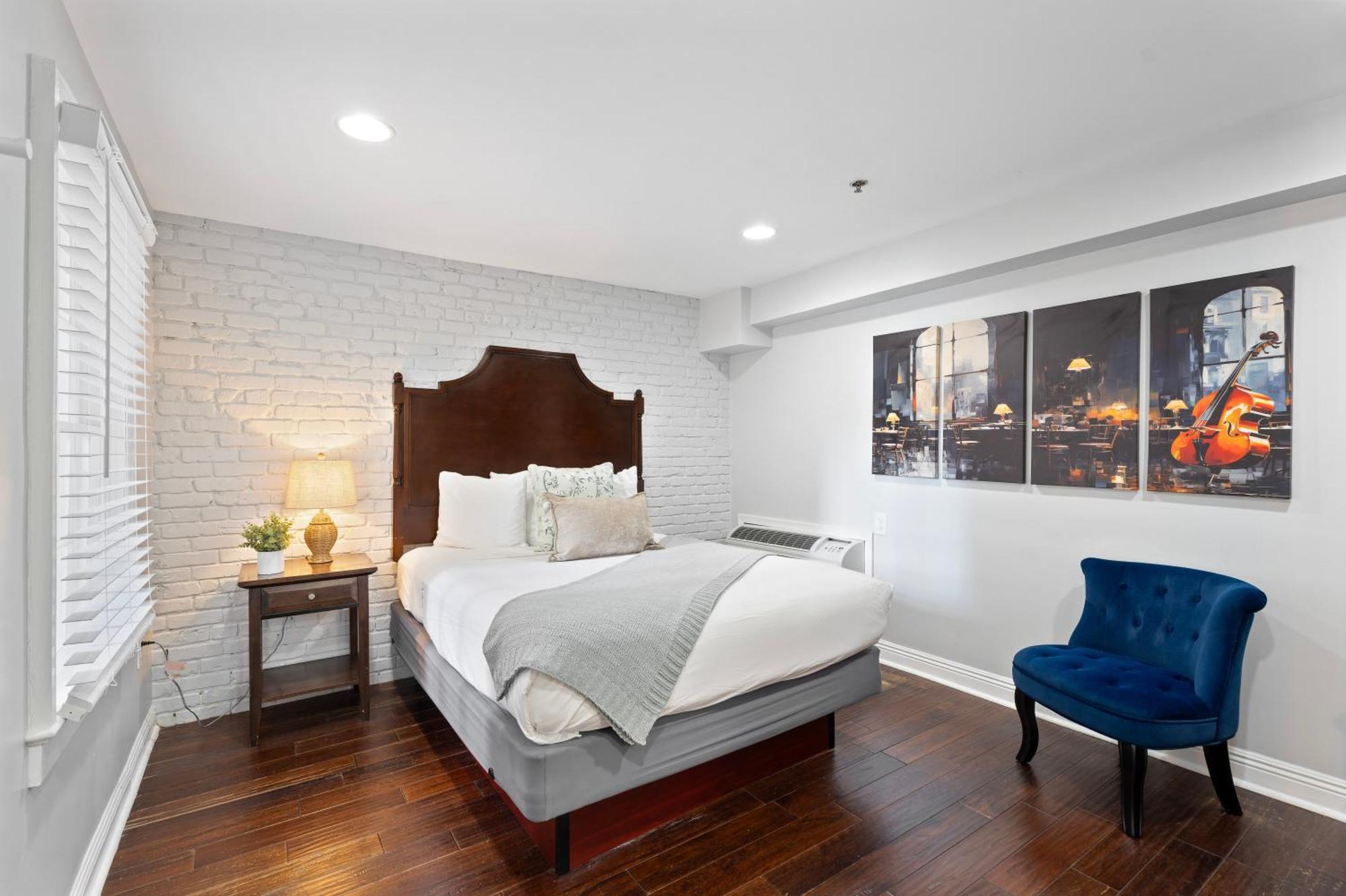 Standard Room One Queen Bed