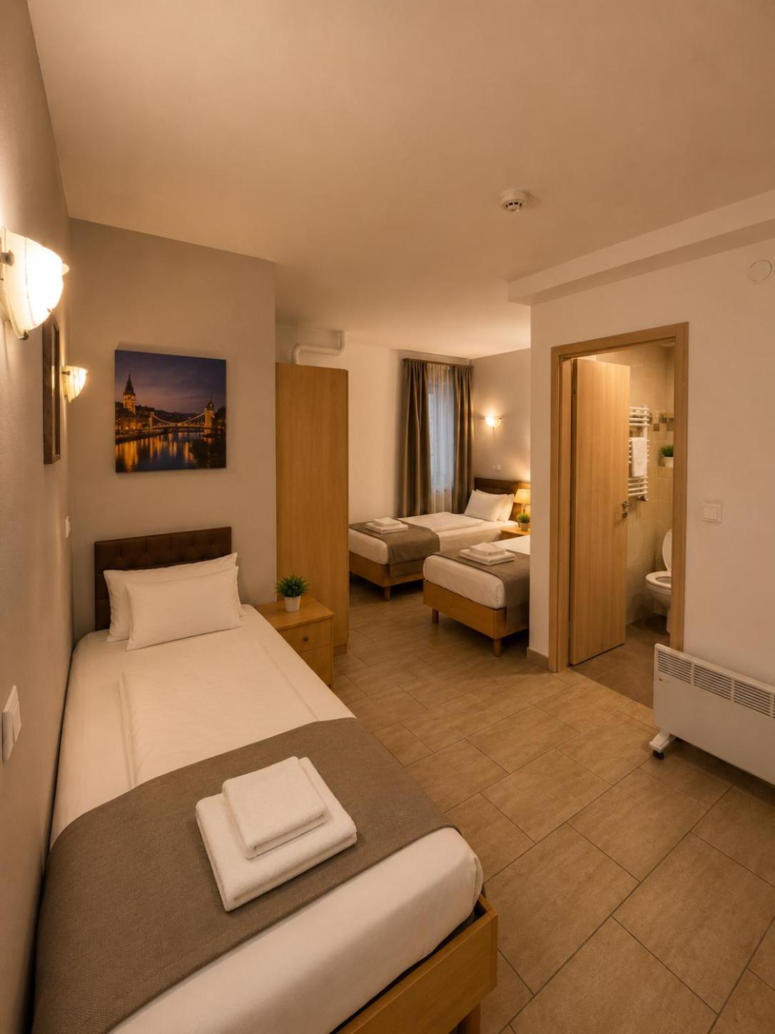 Triple Room,1769853421:JPEG