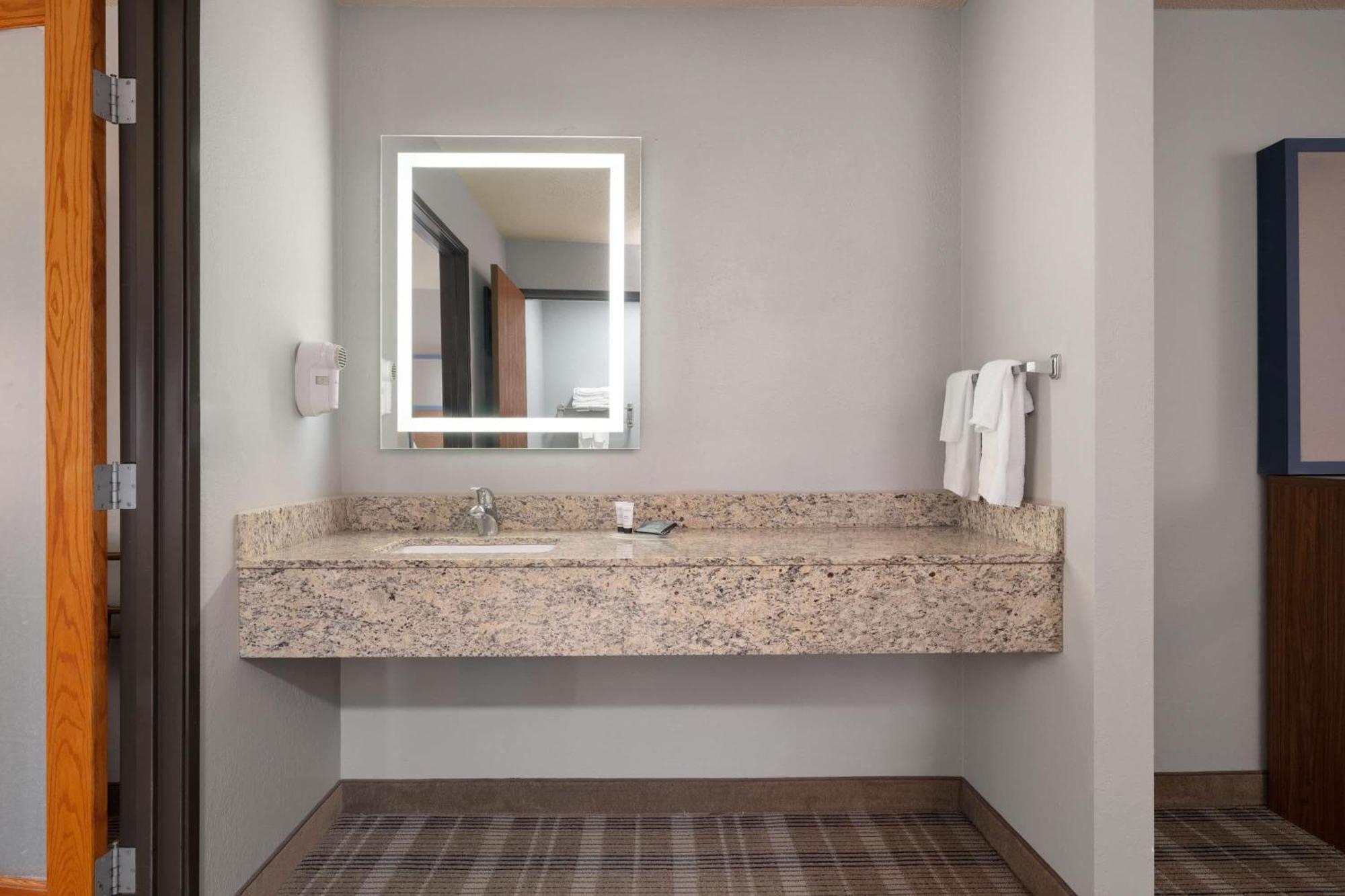One-Bedroom King Suite - Non-Smoking