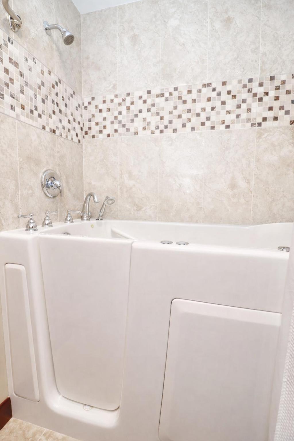 Deluxe Suite Spa Bath