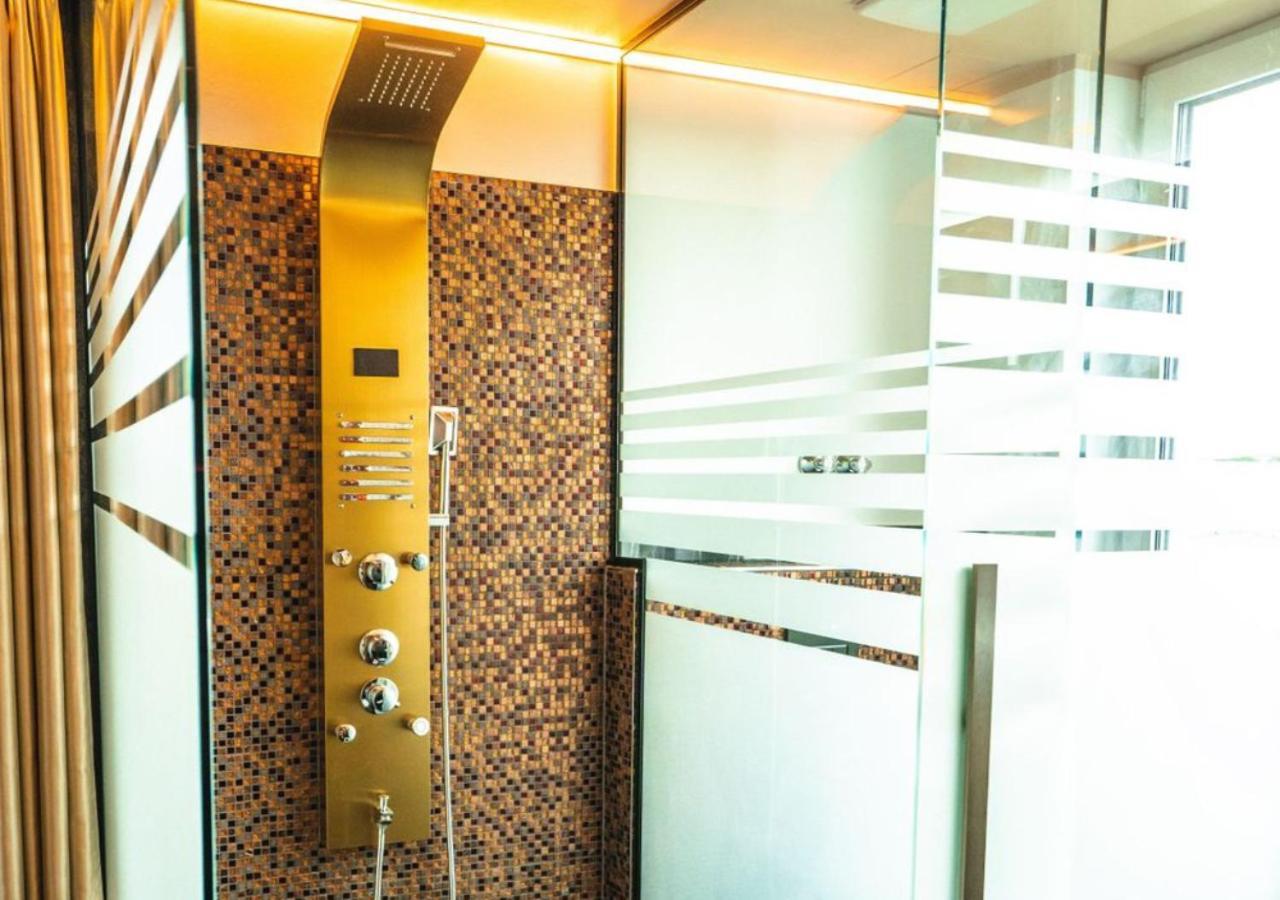 Deluxe King Suite