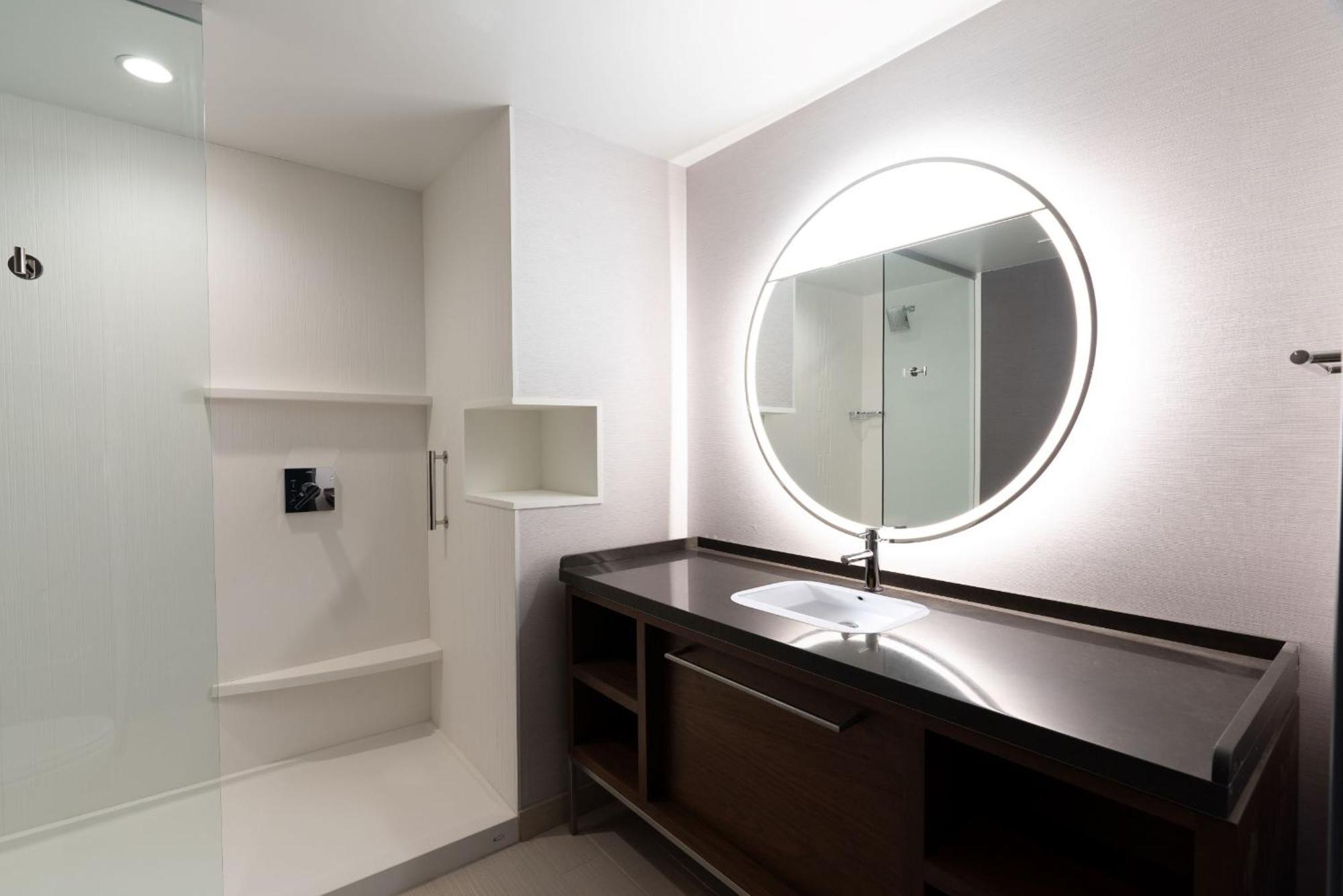 Guest room 2 Queen Water view
