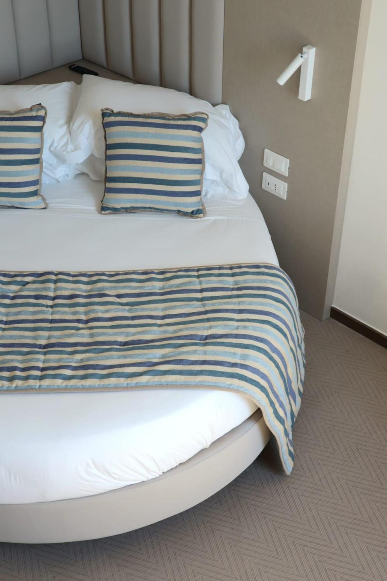 Comfort Queen Room Sea View Split Level or Non-Smoking,1770086698:JPEG